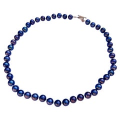 Collier ras du cou en perles noires et fil de soie bleu clair J Dauphin