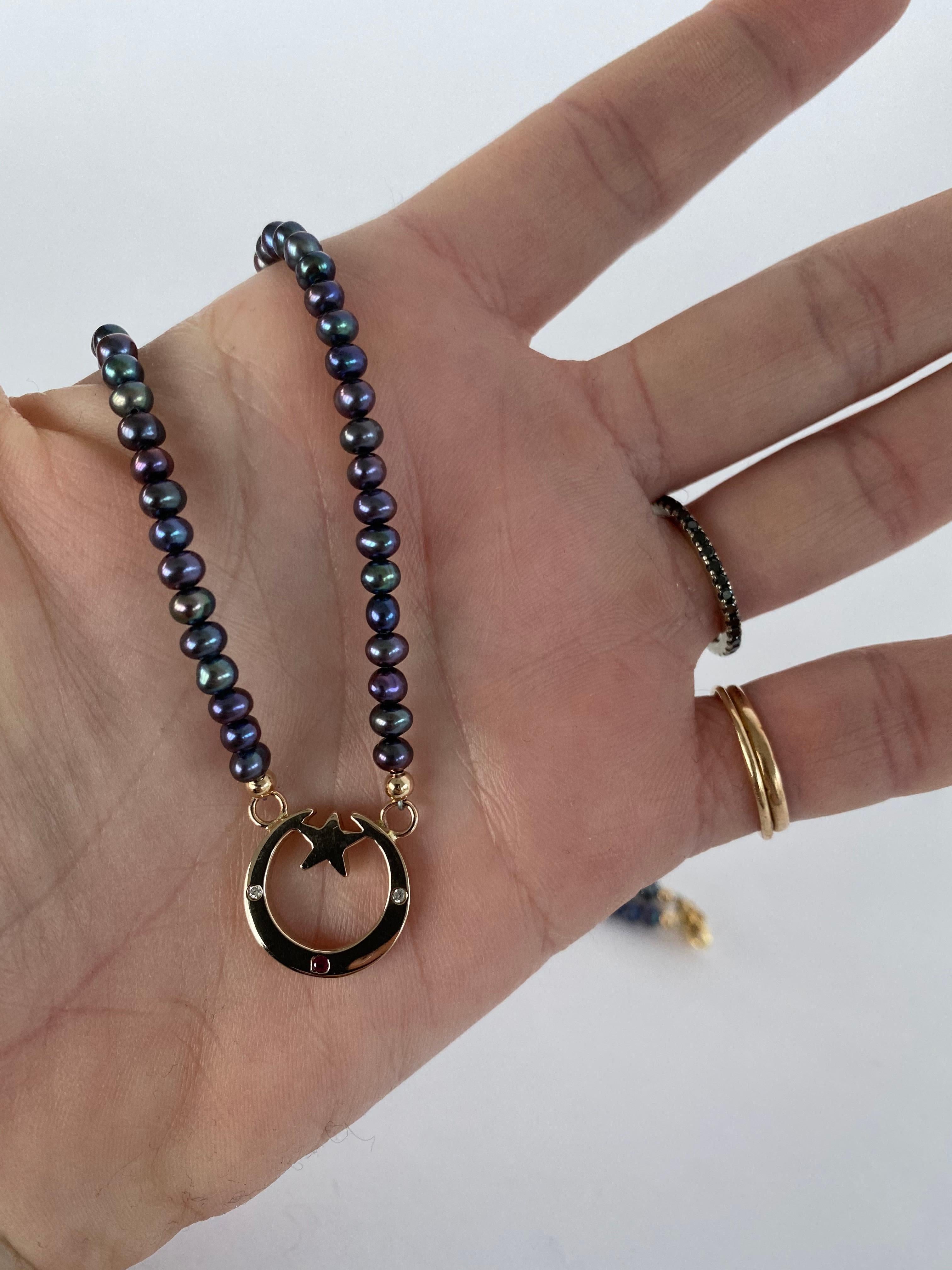 Halbmond-Halskette, schwarze Perle, weißer Diamant, Rubin, Dauphin im Angebot 3