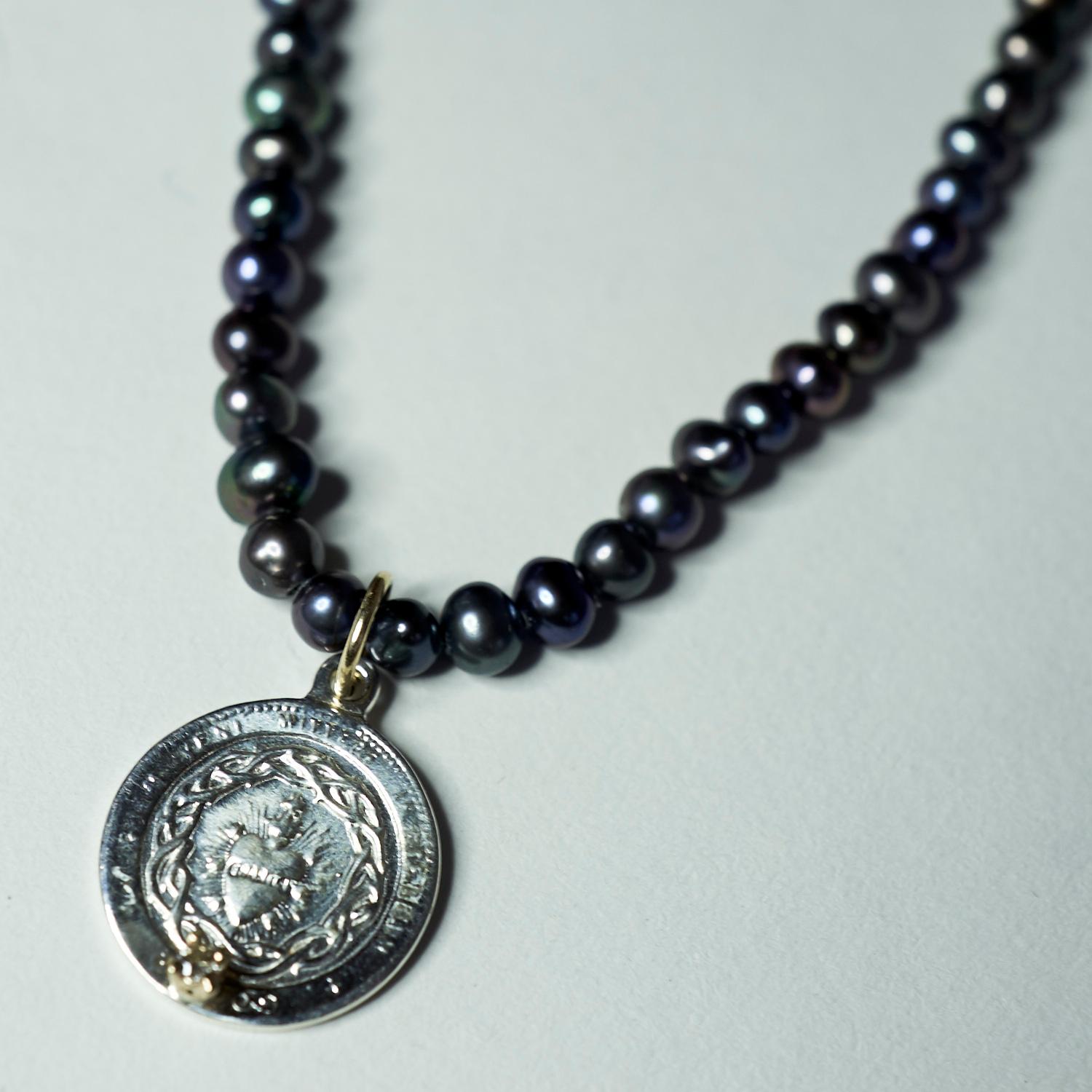Schwarze schwarze Perlenkette Medaille Herz weißer Diamant Sterlingsilber J Dauphin (Viktorianisch) im Angebot