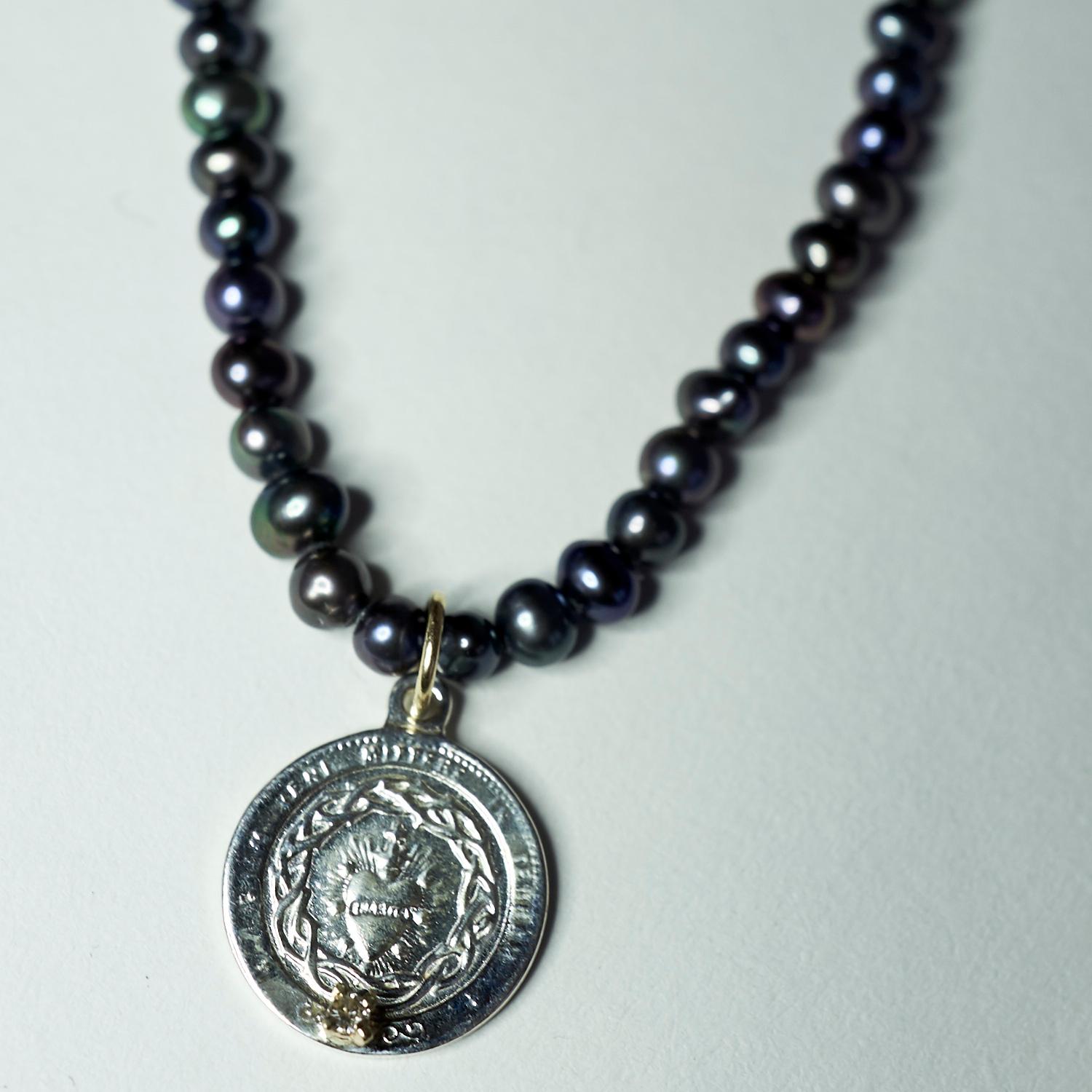 Schwarze schwarze Perlenkette Medaille Herz weißer Diamant Sterlingsilber J Dauphin (Brillantschliff) im Angebot
