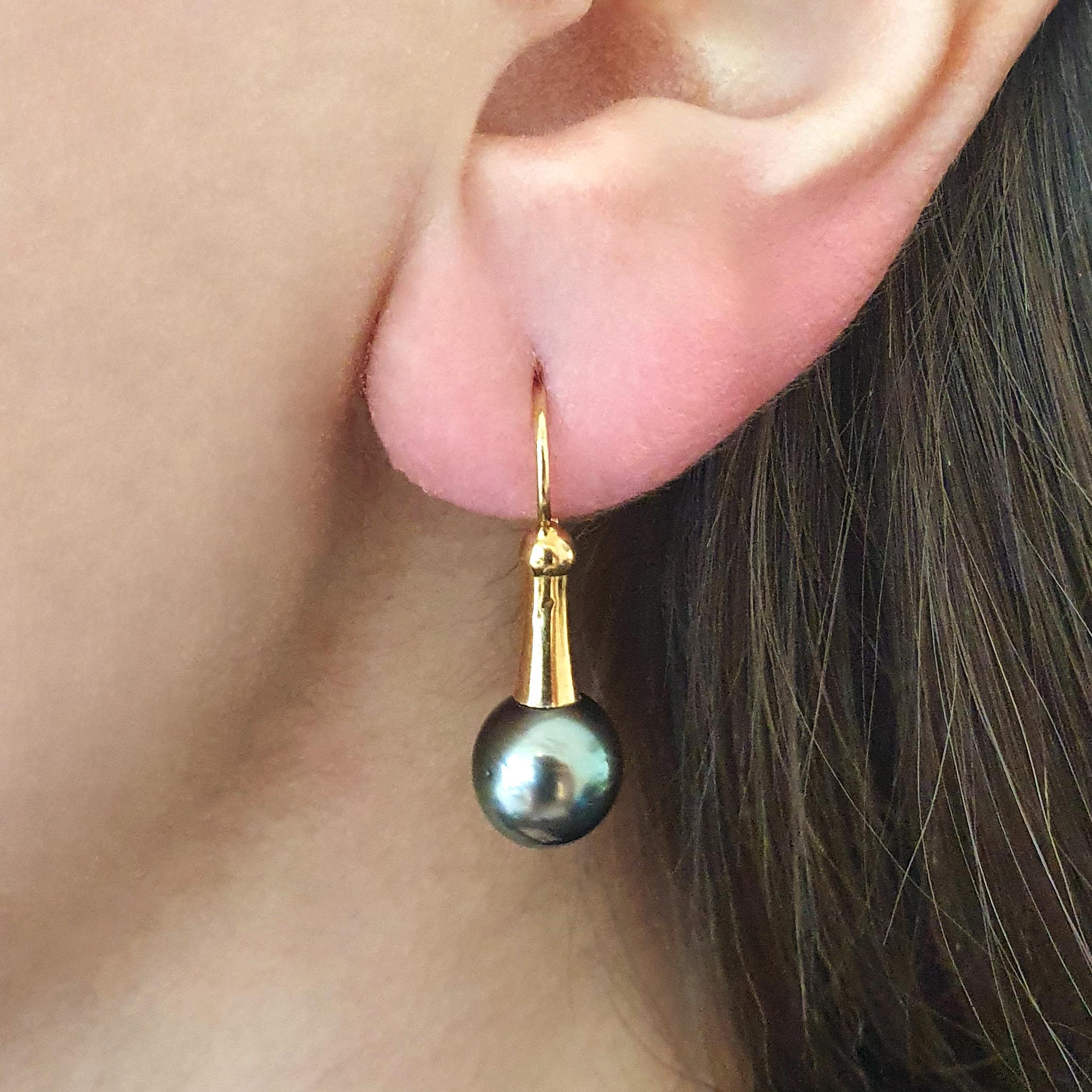Black Pearl on Yellow Gold 18K Earrings.
These stunning earrings are a true embodiment of elegance and sophistication. Each earring features a lustrous black pearl, renowned for its timeless beauty and symbolic representation of wisdom and purity.