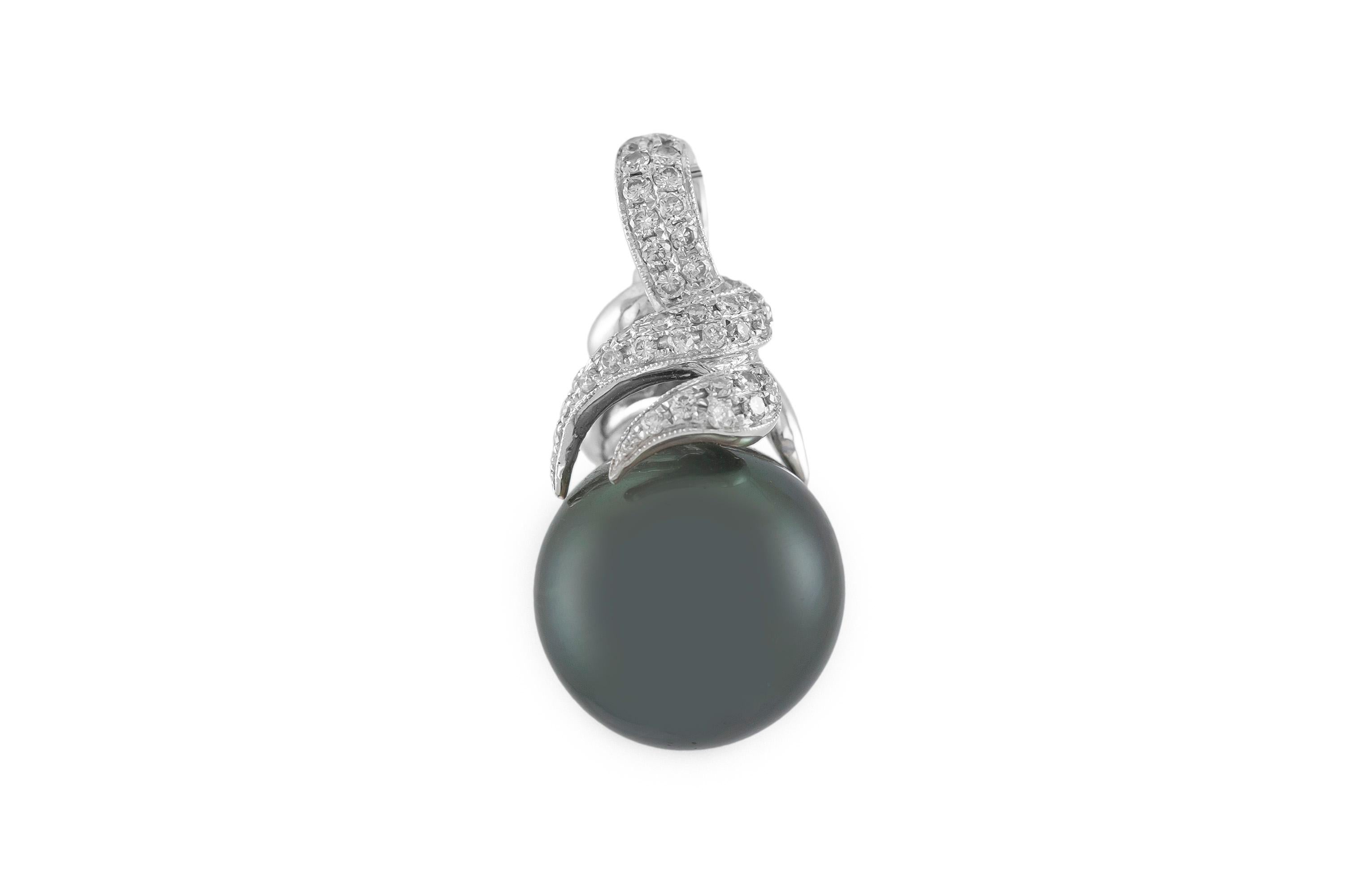 Black Pearl Pendant with Diamonds In Excellent Condition For Sale In New York, NY