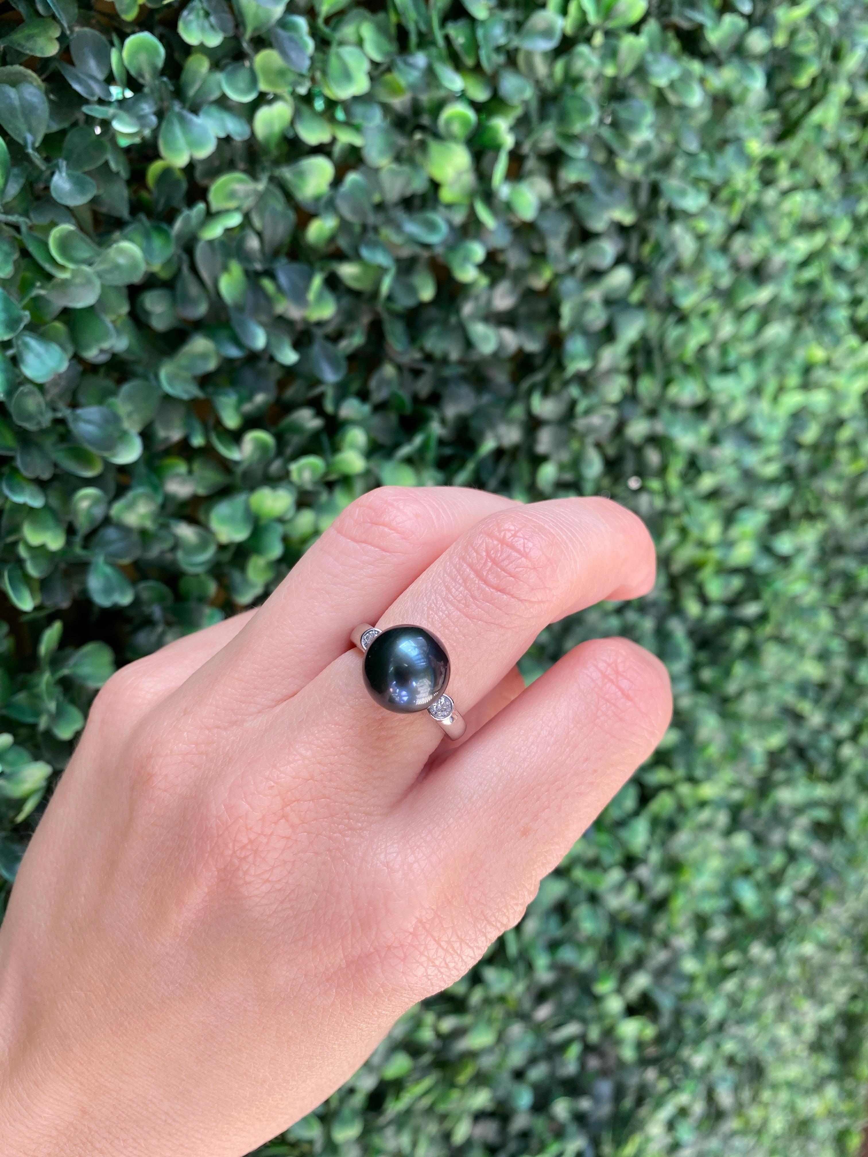Black Pearl Platinum Ring with Two Round Diamonds For Sale 7