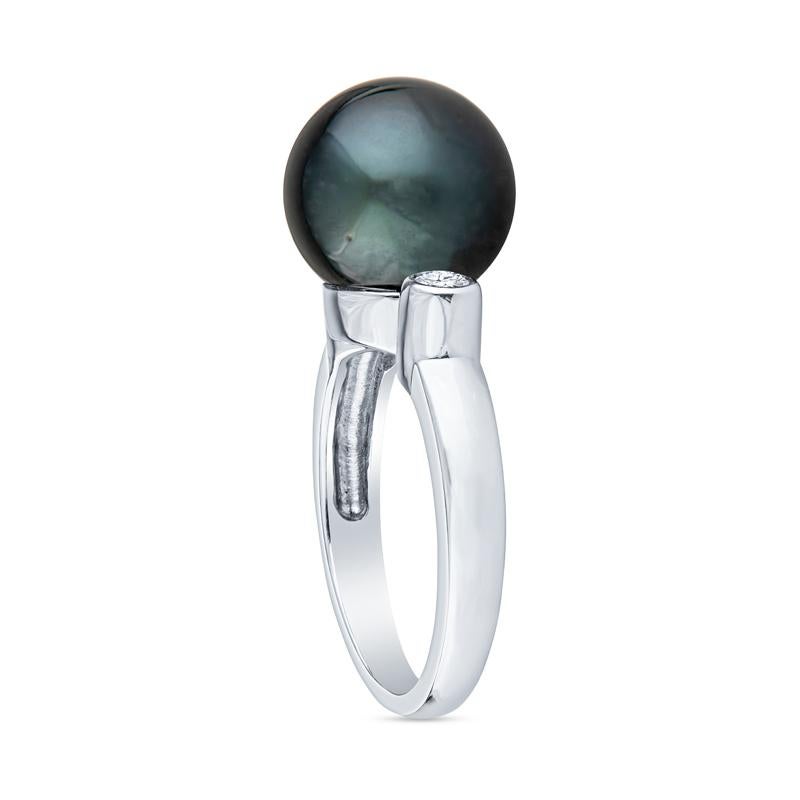 Round Cut Black Pearl Platinum Ring with Two Round Diamonds For Sale