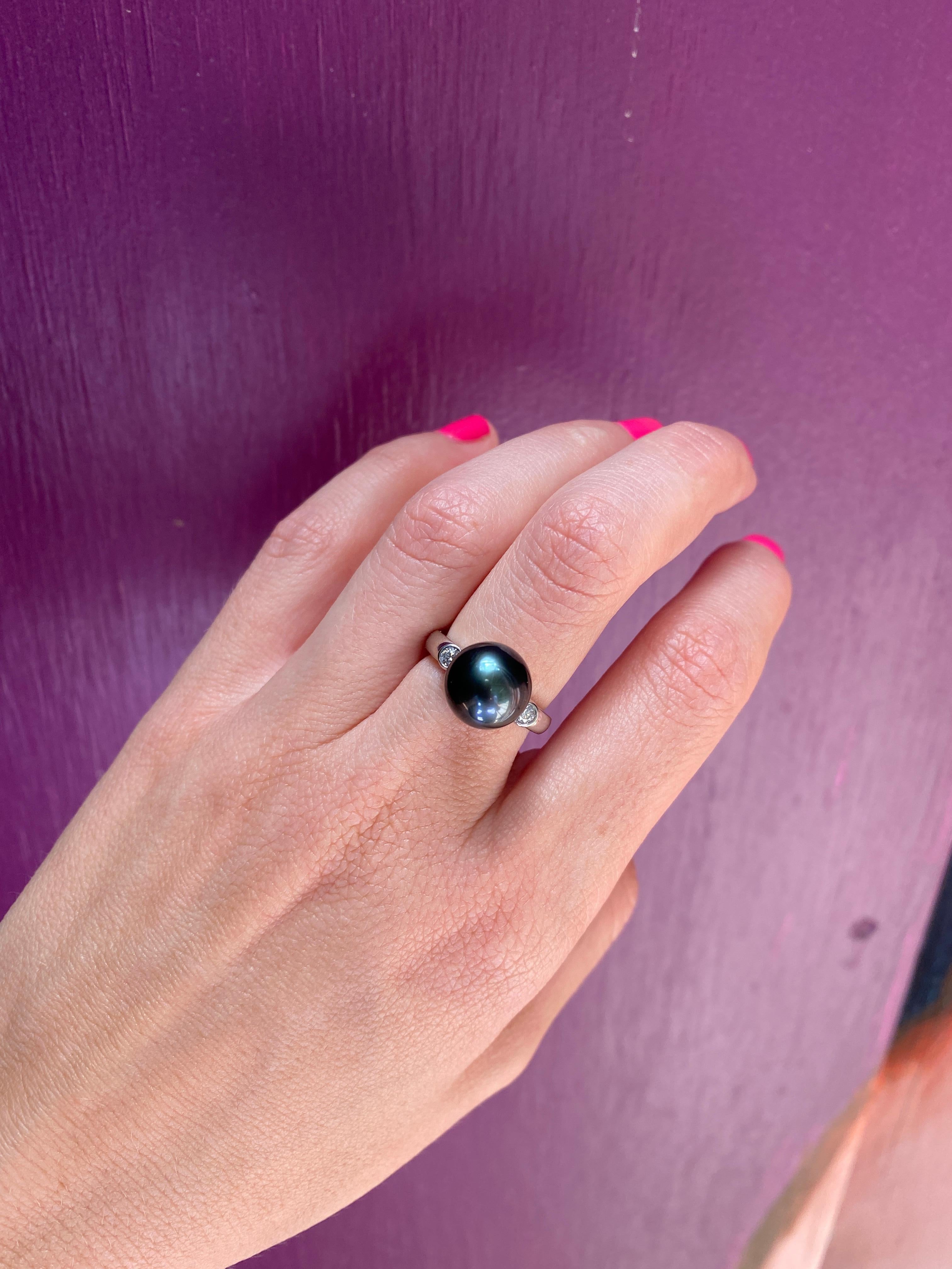Black Pearl Platinum Ring with Two Round Diamonds For Sale 1
