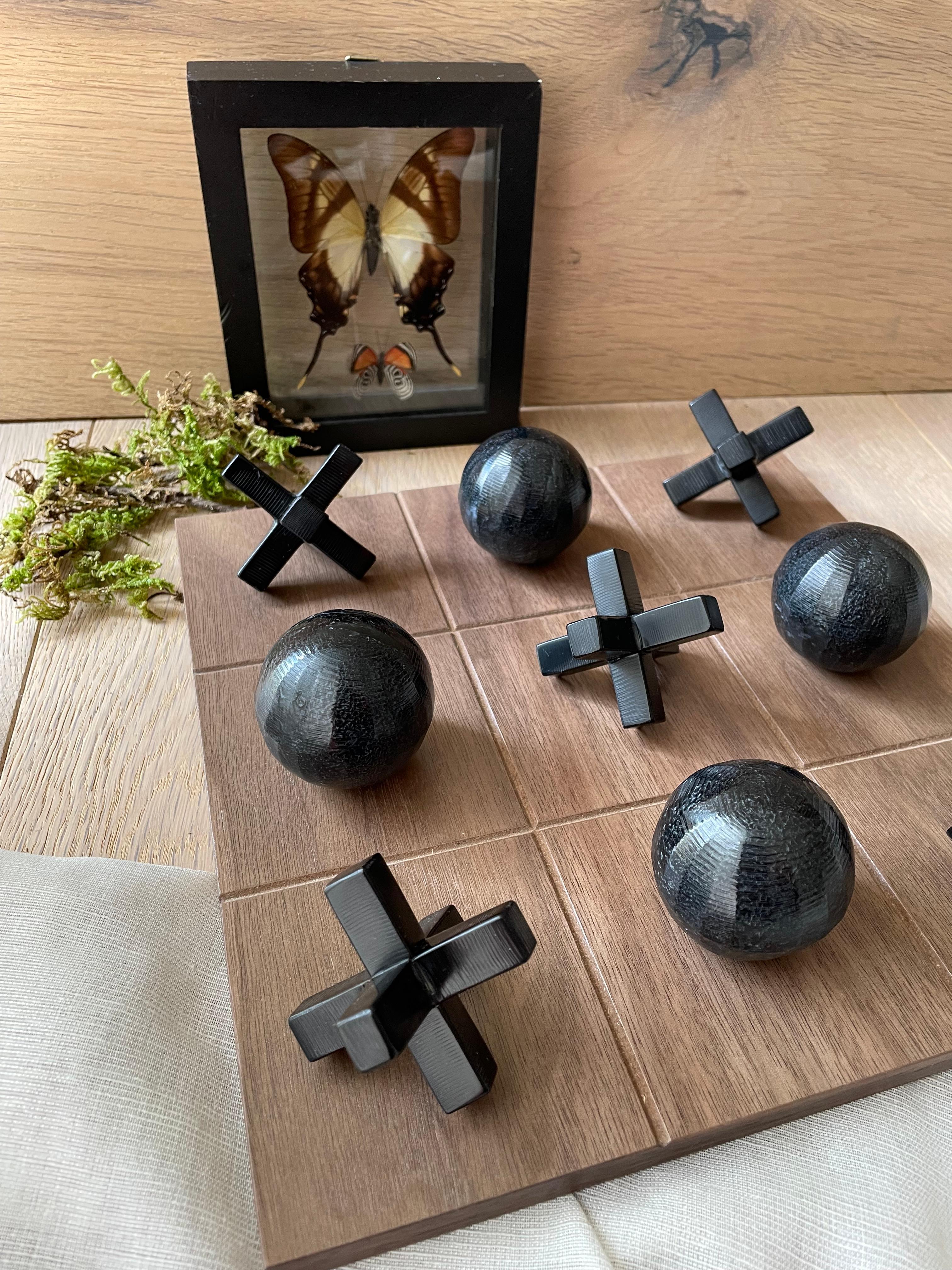 Black Pearl Resin and Wood Tic Tac Toe by Paola Valle In New Condition For Sale In Ciudad De México, MX