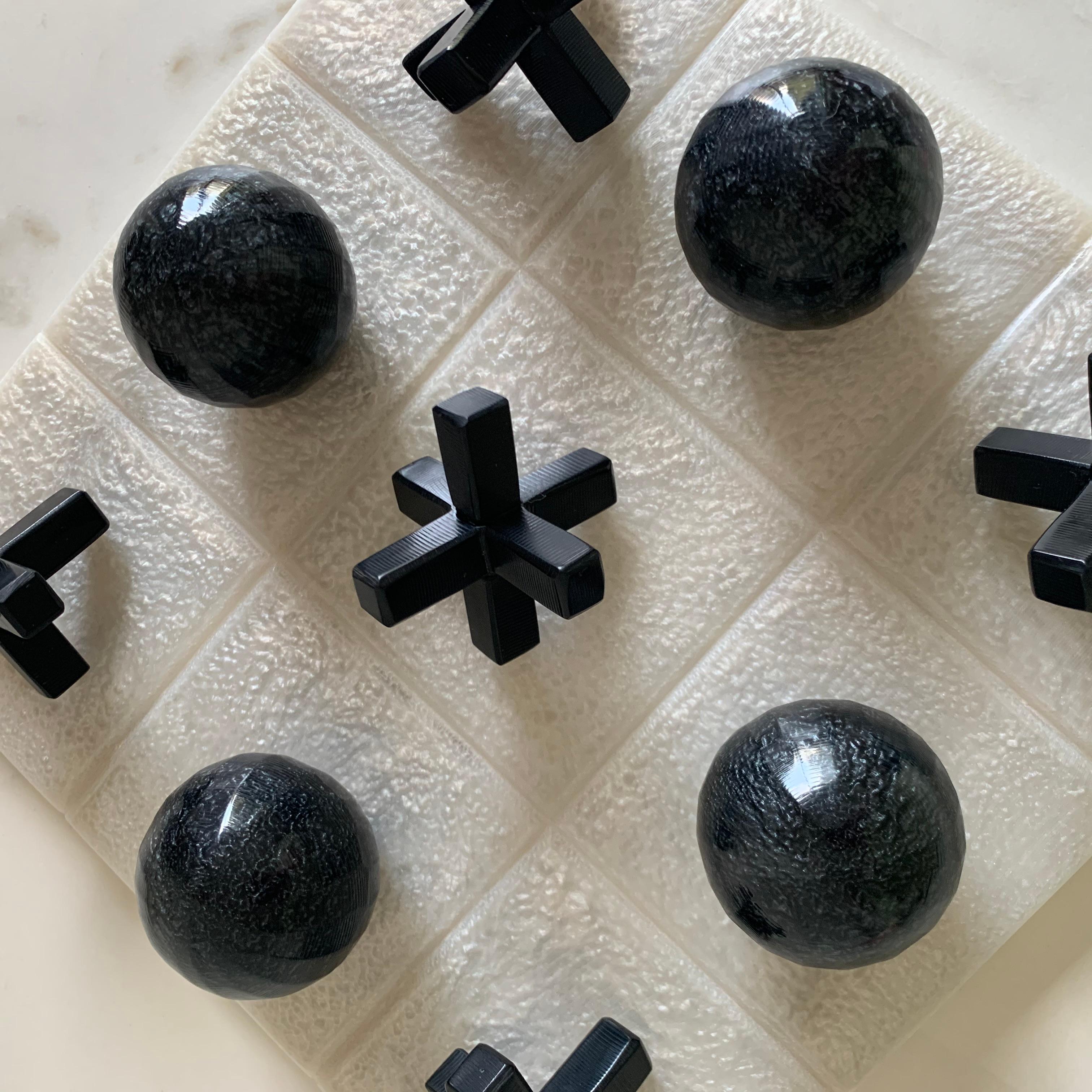 Mexicain Tic Tac Toe en résine de perles noires par Paola Valle en vente