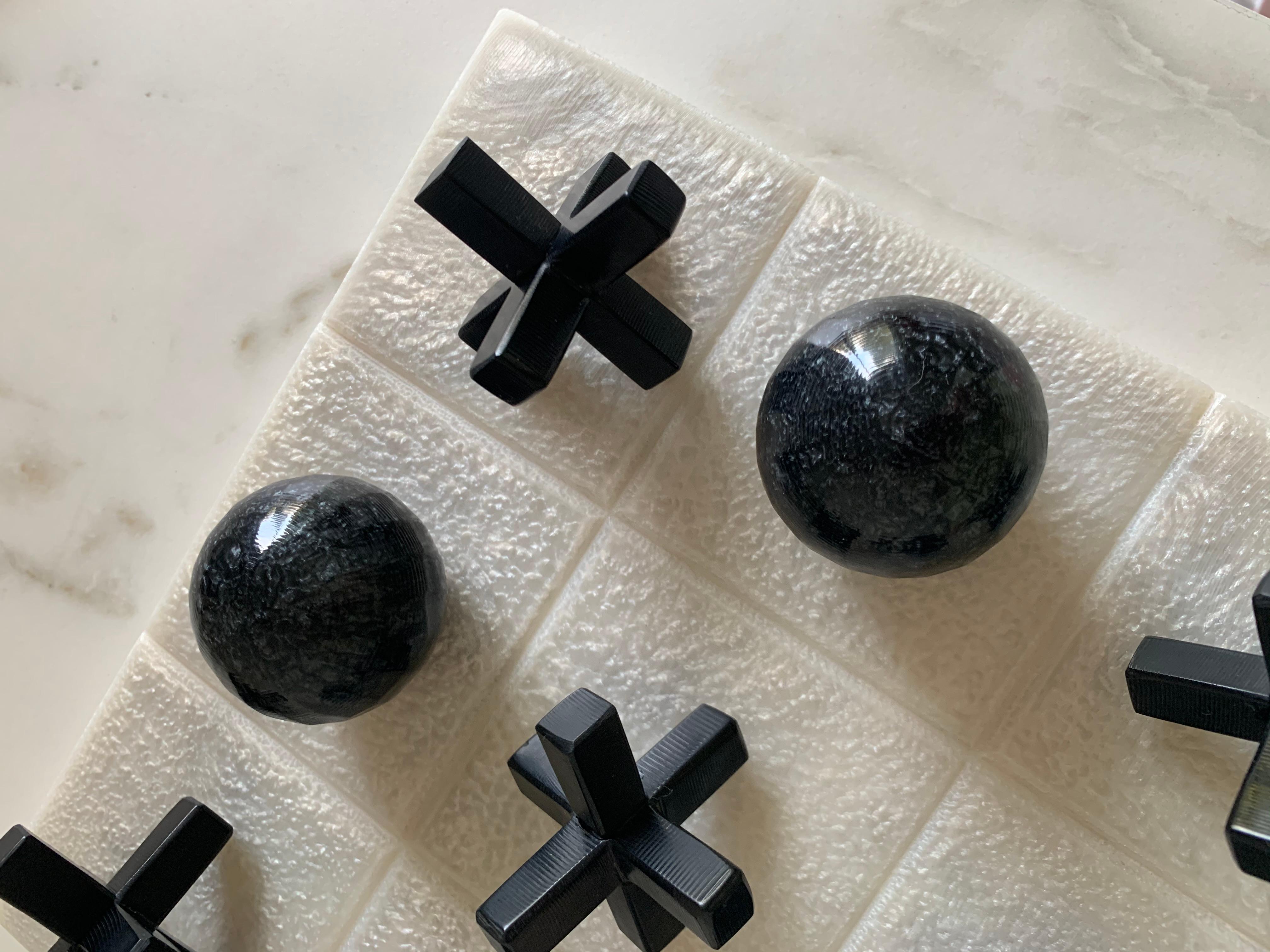 Tic Tac Toe en résine de perles noires par Paola Valle Neuf - En vente à Ciudad De México, MX