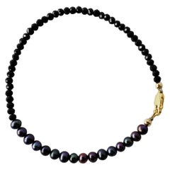 Bracelet en perles noires et perles de spinelle avec chaîne J Dauphin