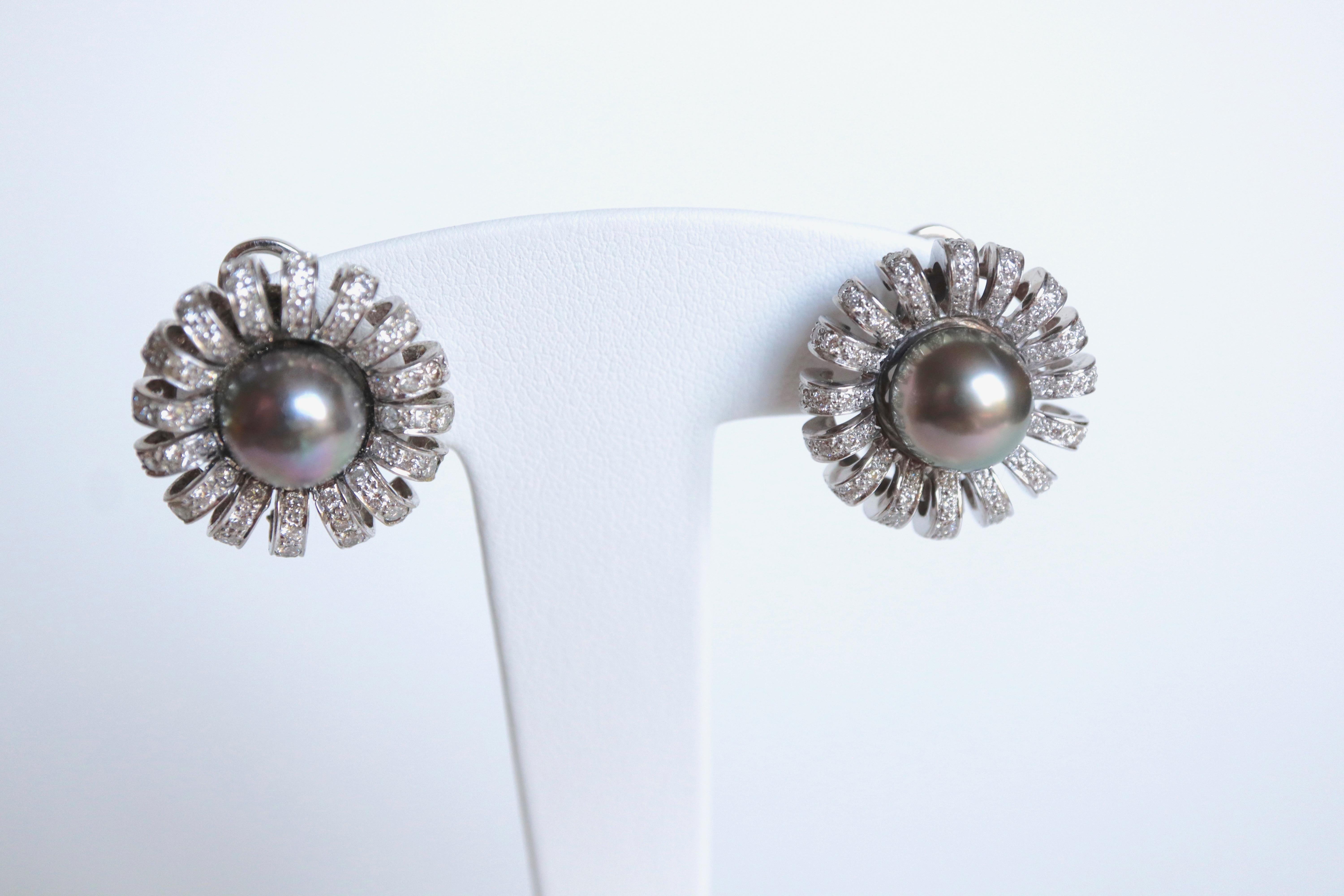 Schwarze Perlen-Ohrringe aus 18 Karat Weißgold und Diamanten (Brillantschliff) im Angebot