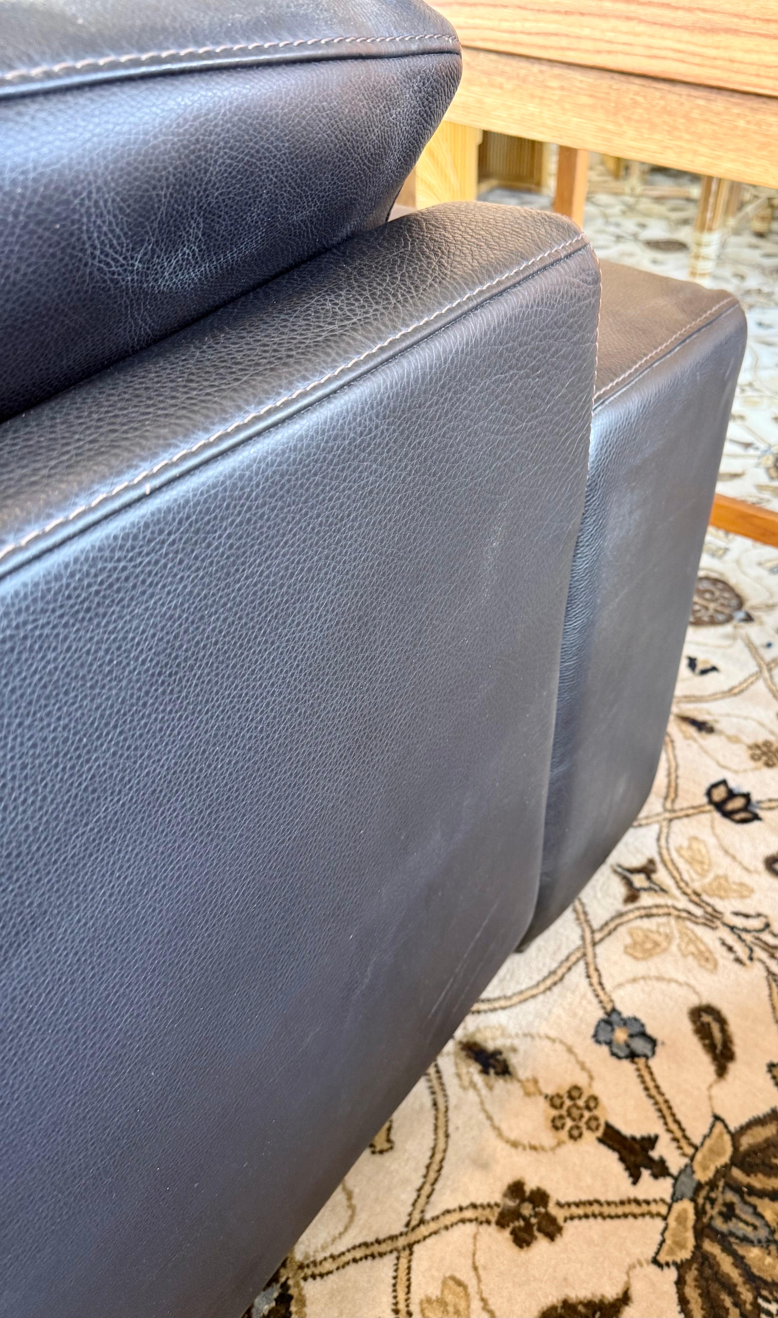Black Pebbled Italian Leather Mid Century Modern Style Sofa Late 20th Century en vente 3