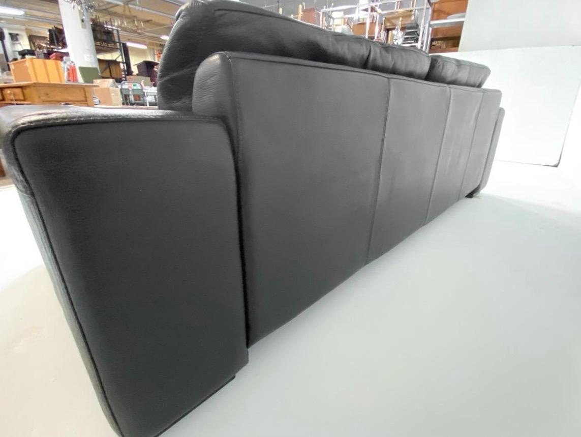 Mid-Century Modern Black Pebbled Italian Leather Mid Century Modern Style Sofa Late 20th Century en vente