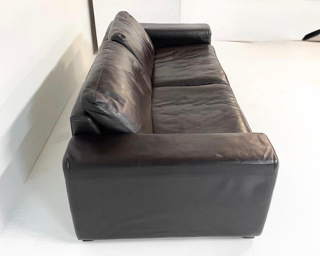 Black Pebbled Italian Leather Mid Century Modern Style Sofa Late 20th Century Bon état - En vente à West Hartford, CT