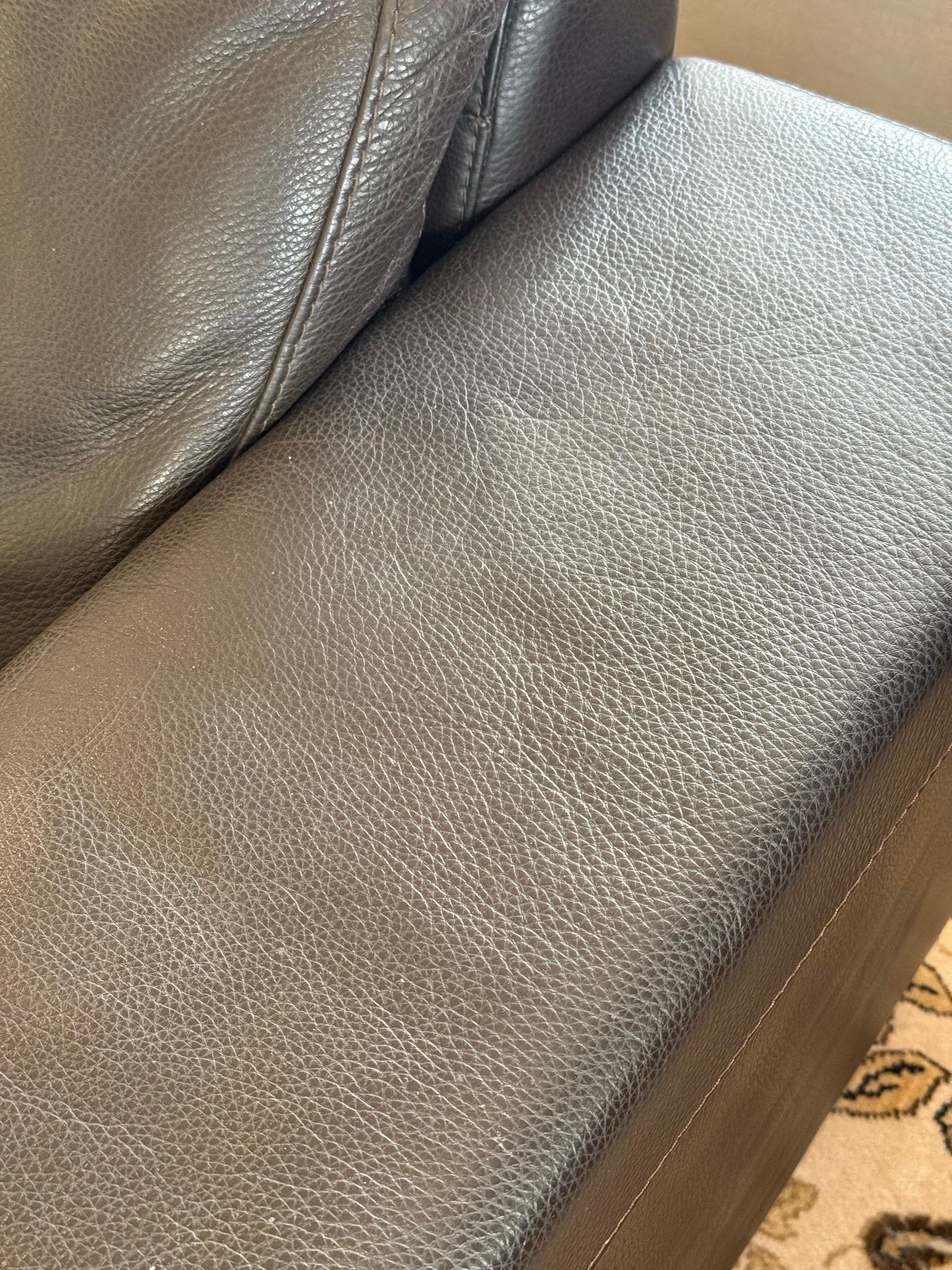 Cuir Black Pebbled Italian Leather Mid Century Modern Style Sofa Late 20th Century en vente