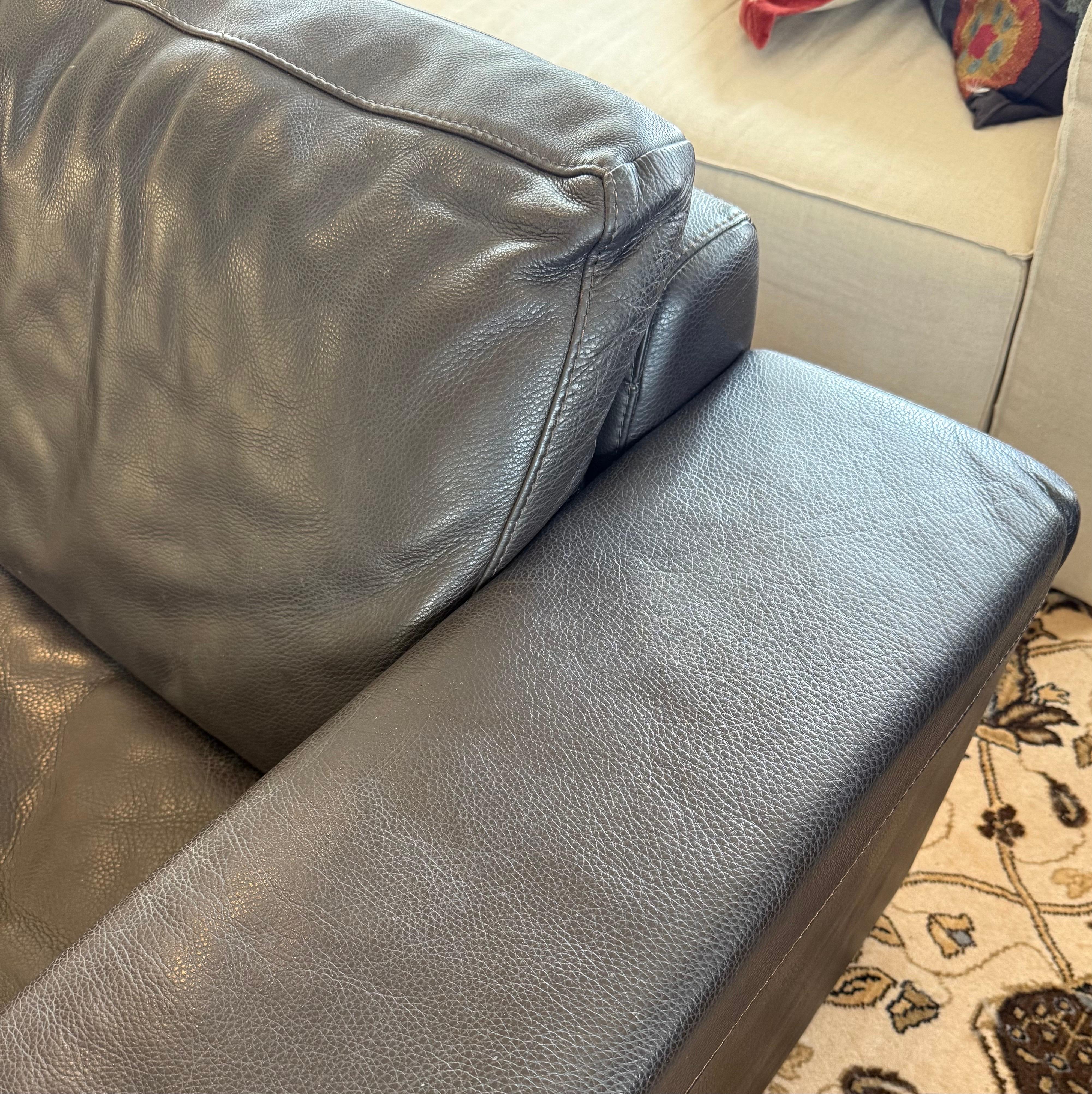 Black Pebbled Italian Leather Mid Century Modern Style Sofa Late 20th Century en vente 2