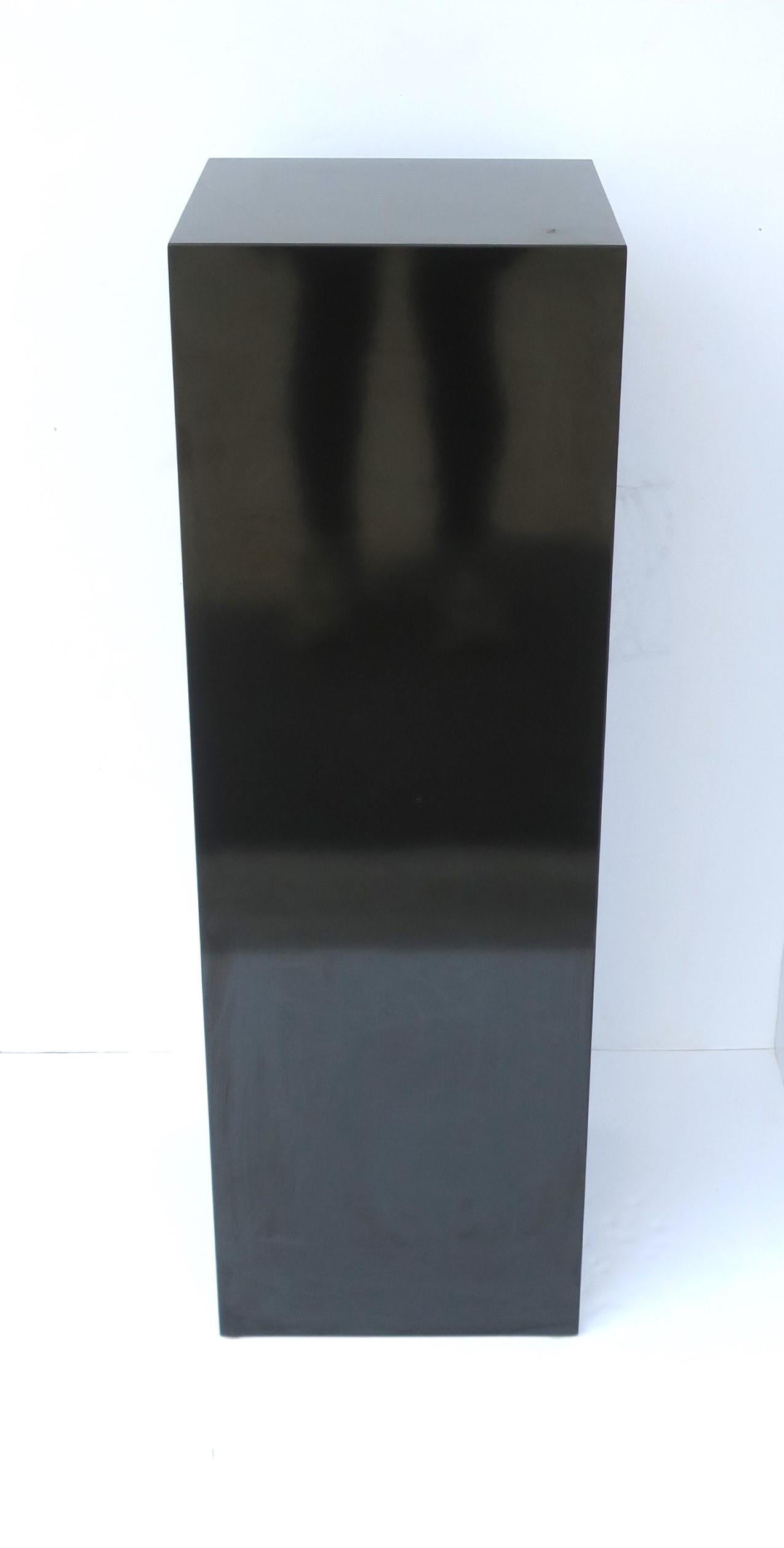 Moderner, mit schwarzem Laminat furnierter Sockelständer, circa Ende des 20. Jahrhunderts, 1970er Jahre. Ein großartiges Stück für Skulptur, Kunst, Pflanze, Display, etc. Paketversand möglich. Abmessungen: 11