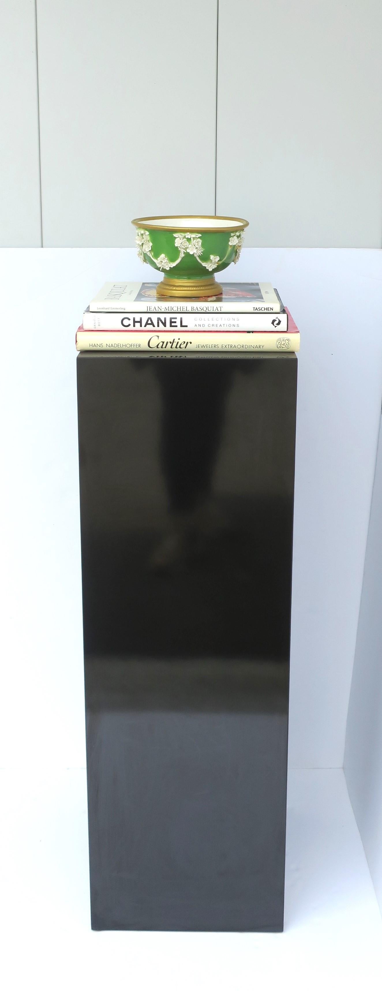 Schwarze Sockelsäule im modernen Stil, ca. 1970er Jahre (Furnier) im Angebot