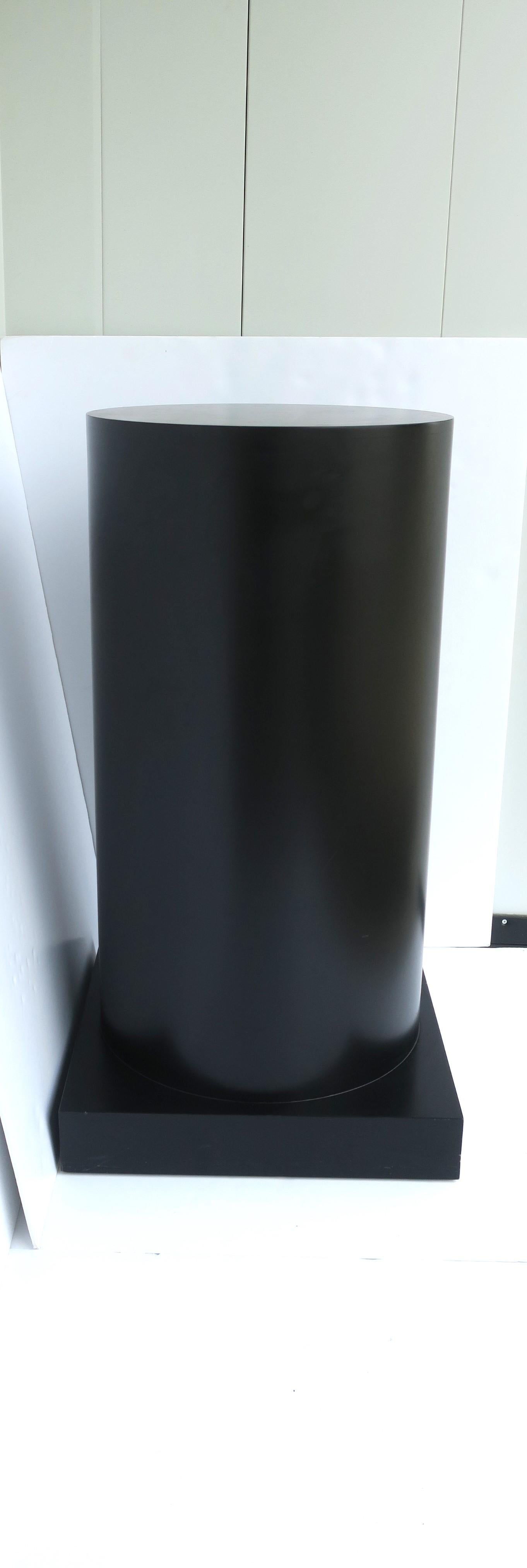 Black Pedestal Column Pillar Stand Modern Style Postmodern Period In Good Condition For Sale In New York, NY