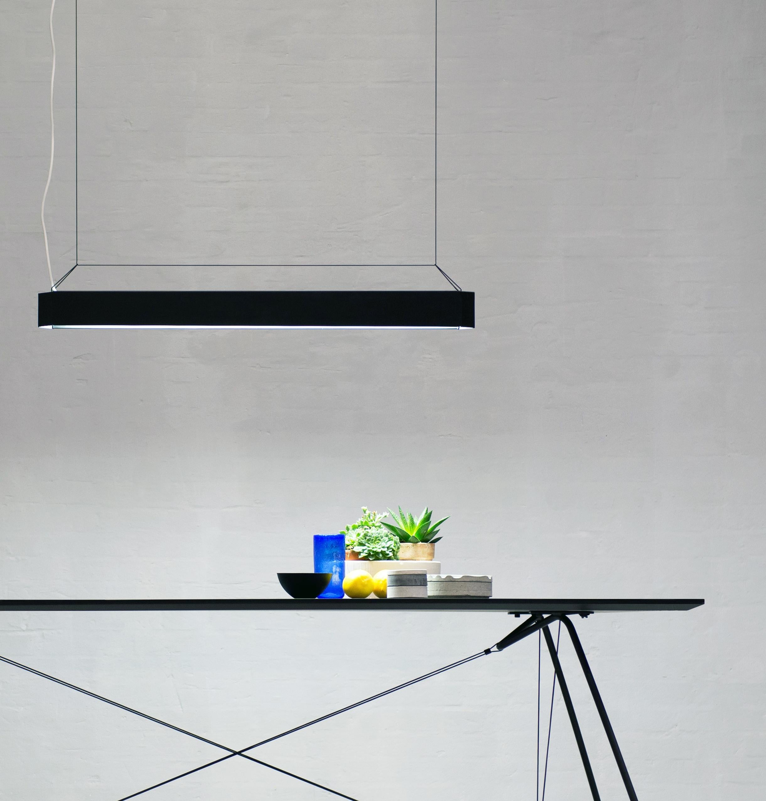 Postmoderno Lampada a sospensione a forma di penna nera di Design/One in vendita