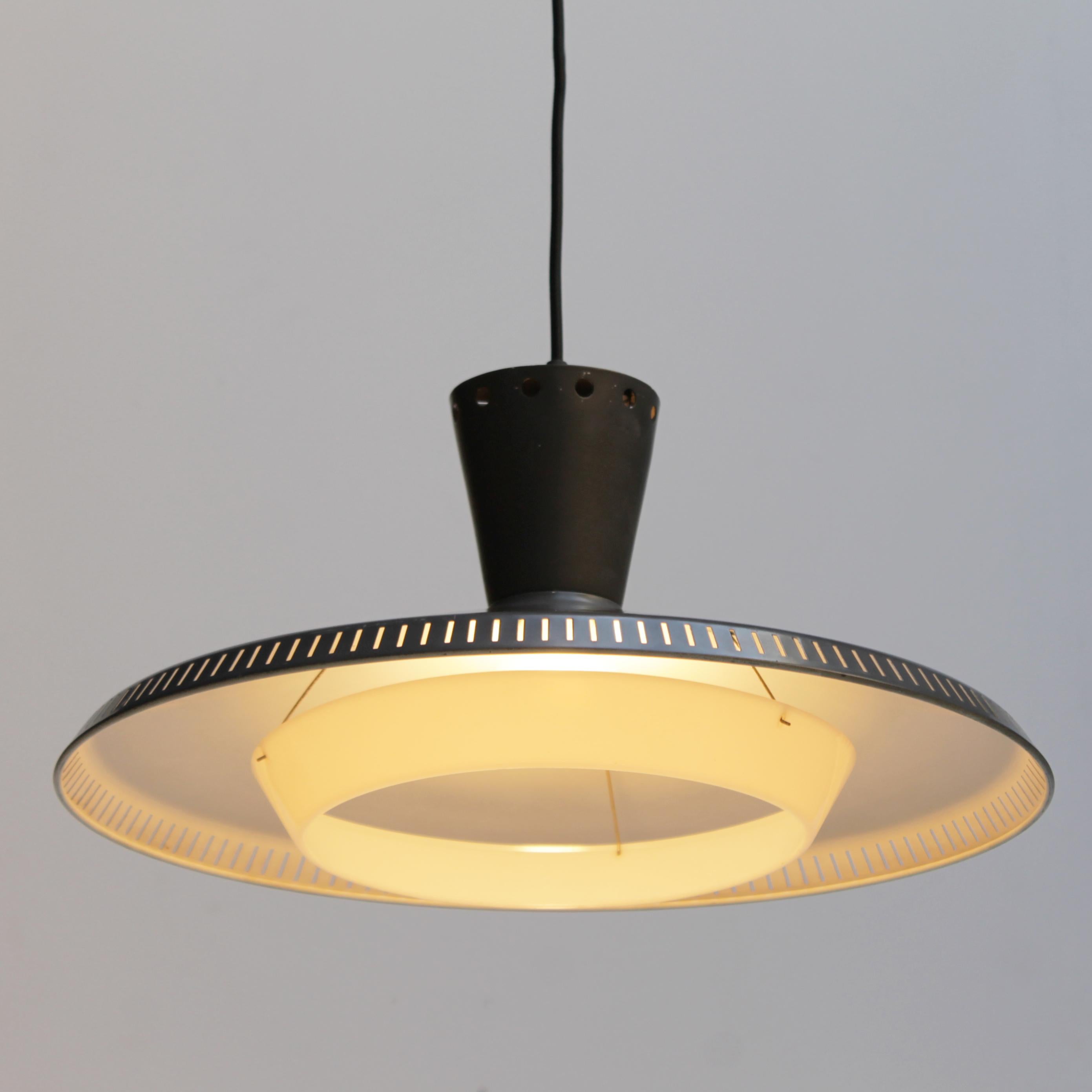 Black (charcoal) pendant lamp by Louis Kalff for Philips, Dutch 1950’s.
Dimensions: Height 23 cm x diameter 48 cm.
The fixture is equipped with the original, regular (E26-E27) Edison screw lamp socket. Max. 40 Watt. Electric parts are in a used