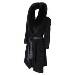 Agnello persiano nero con pelliccia di volpe nera