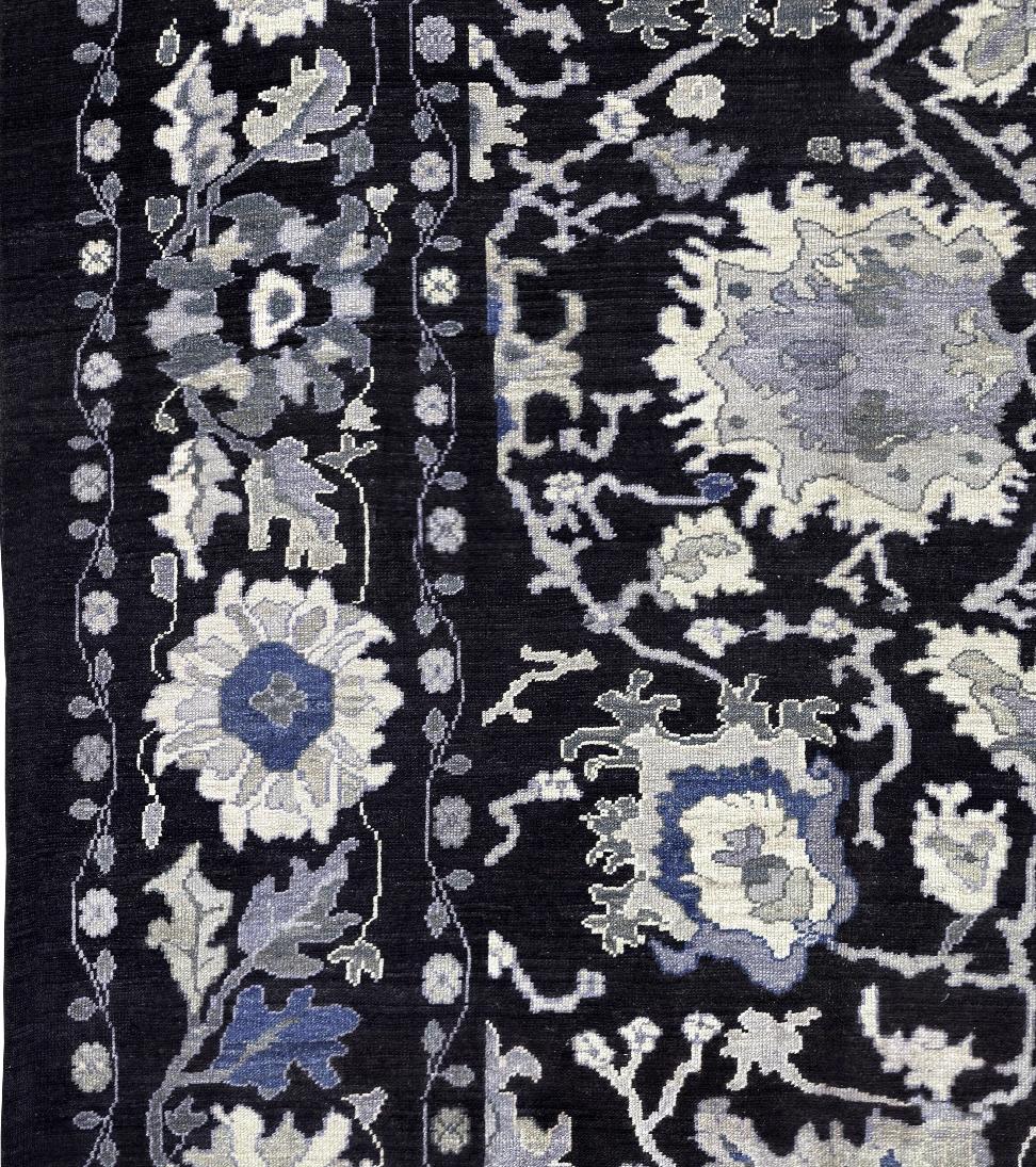 Schwarz Persische Wolle Hand geknüpft Teppich 11 ft x 14 ft, Midnight Floral Elegance (Ende des 20. Jahrhunderts) im Angebot