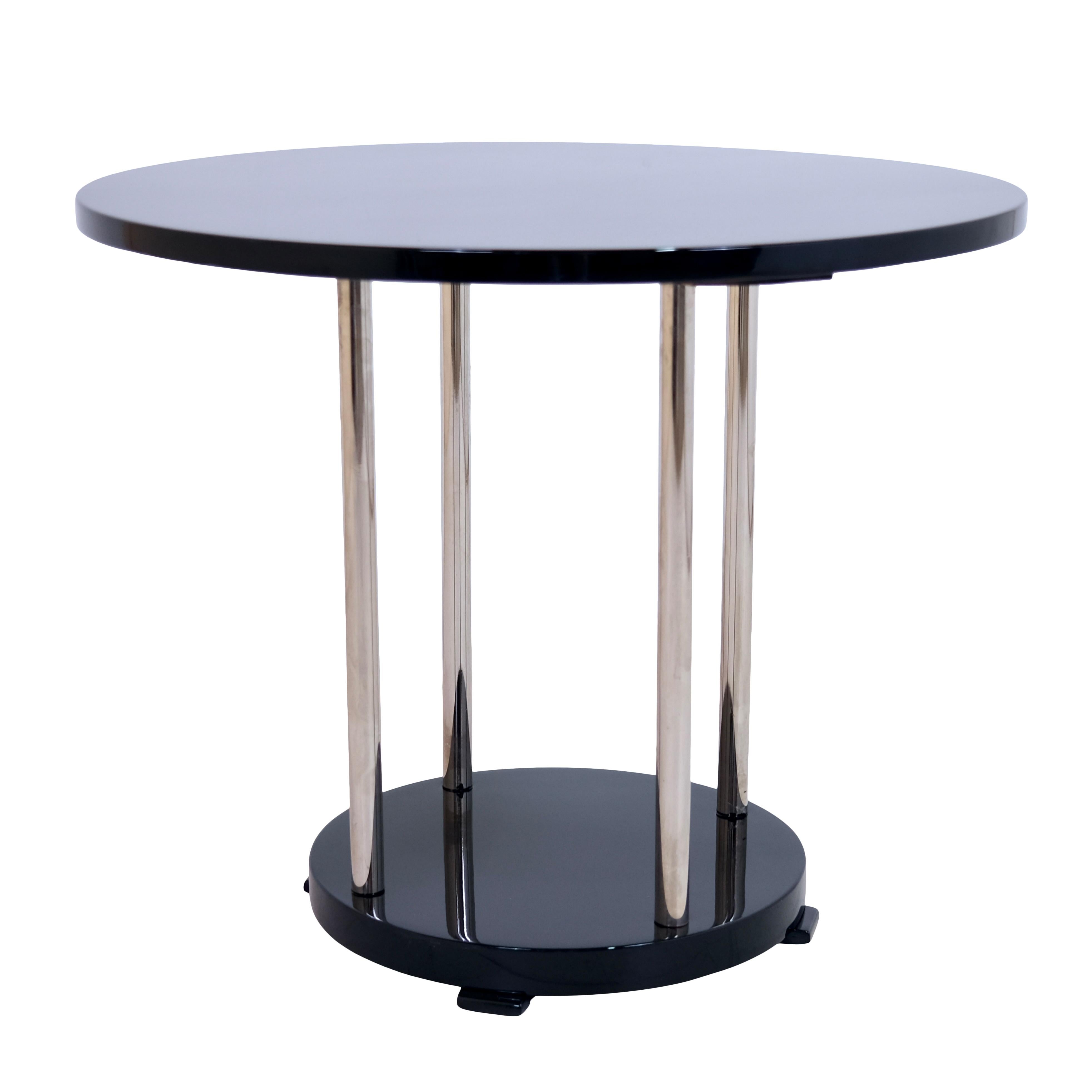 Round tubular steel side table in black lacquer

Side table
Original chrome plating
Round base and table top in piano lacquer, black high gloss

France, 1940s

Dimensions:
Diameter: 69 cm
Height: 57 cm. 