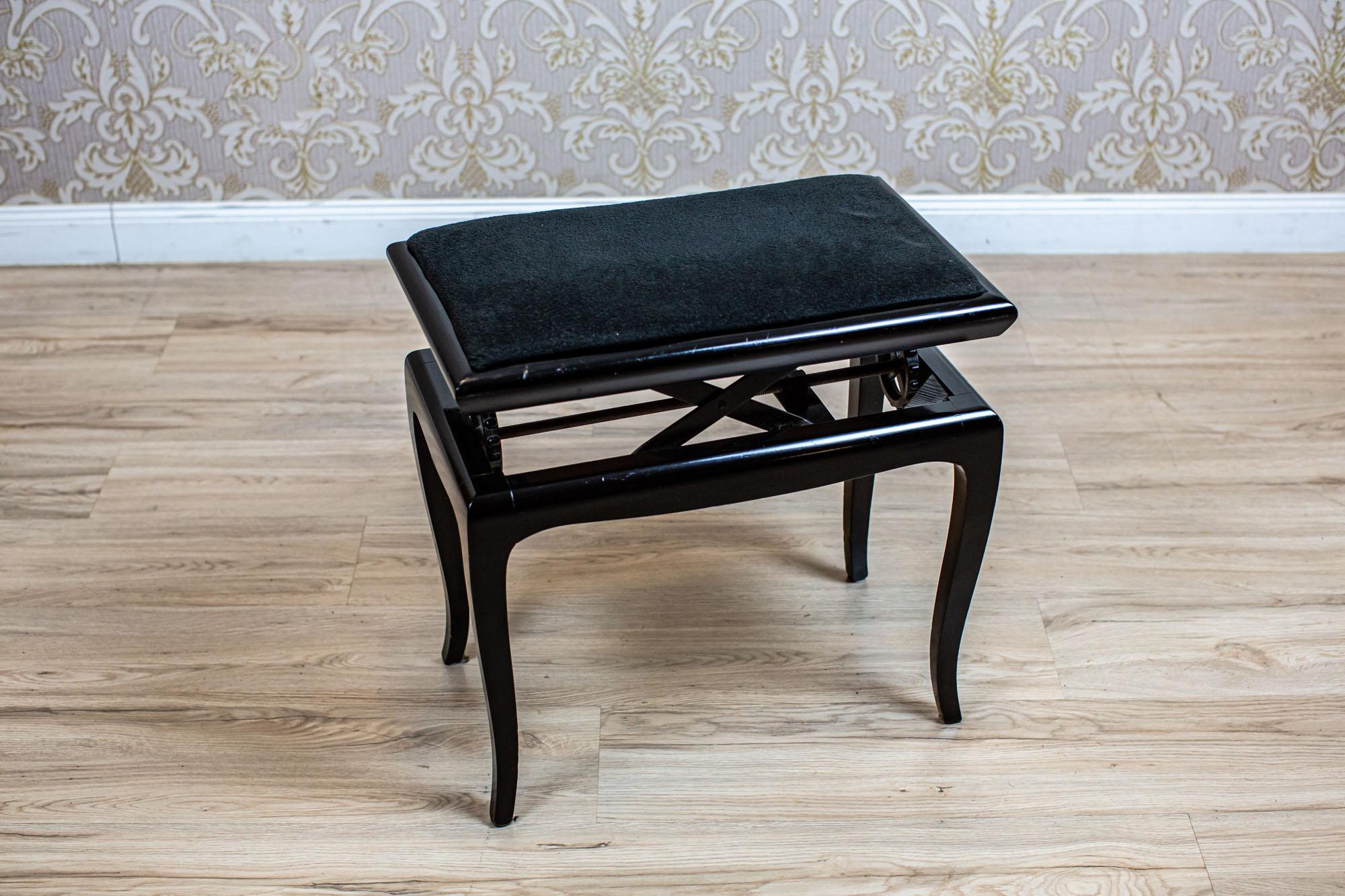 Black Piano Stool From the Early 20th Century with Upholstered Seat

A wooden stool from the early 20th century with a soft upholstered seat and adjustable height.

This piece of furniture has undergone renovation and is finished in French polish.