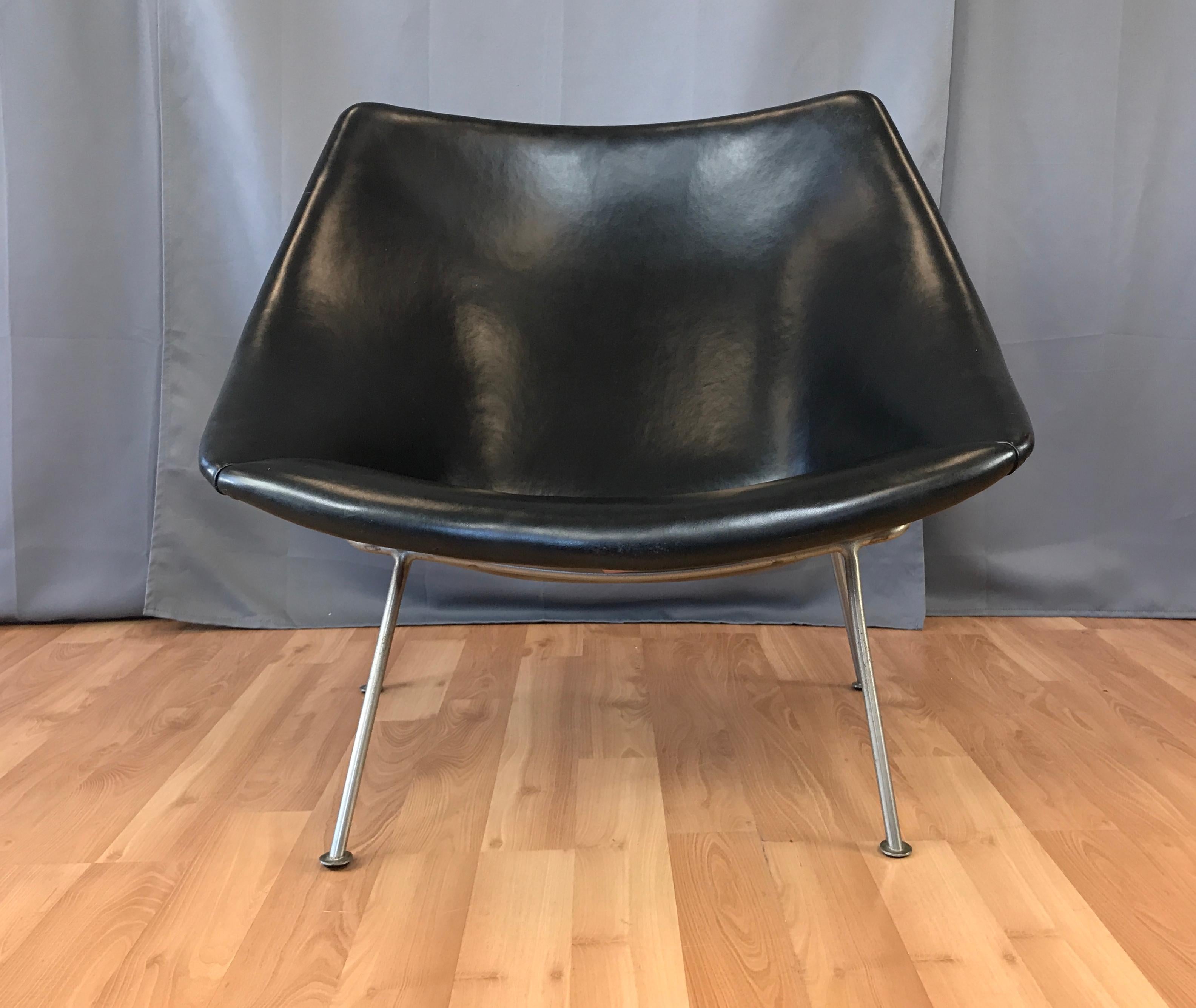 An early 1960s model F156 Oyster easy chair by Pierre Paulin for Artifort.

Broad bentwood frame seat upholstered front and back in original black leather. Floats on minimalist metal rod base with disc feet. Retains manufacturer/designer and