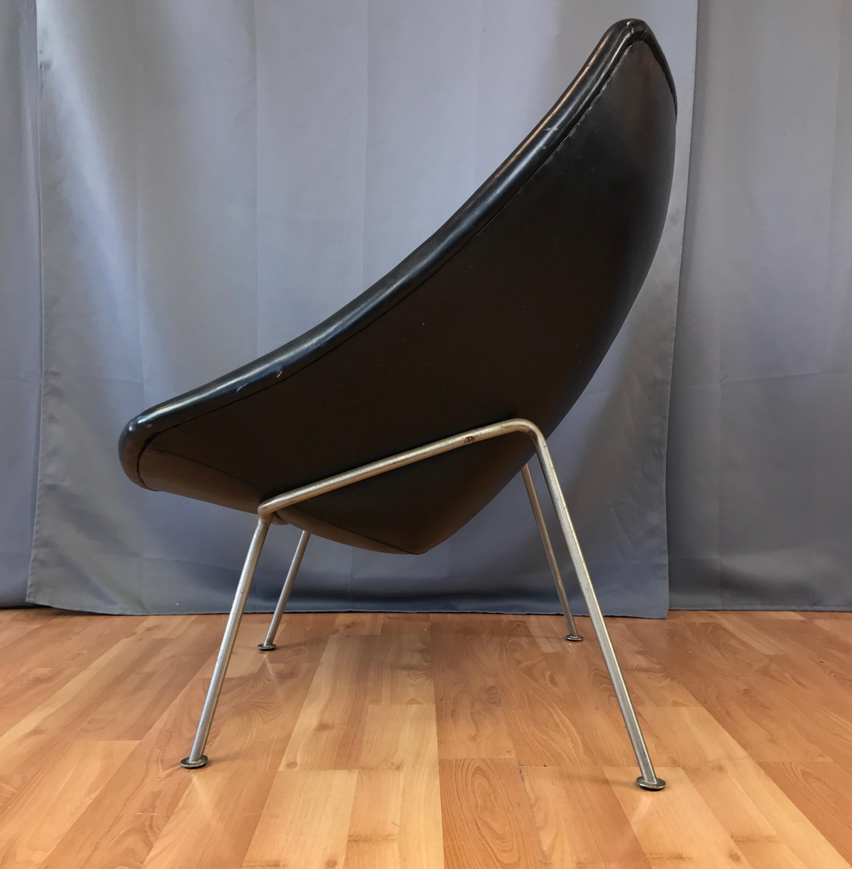Dutch Pierre Paulin for Artifort F156 Oyster Chair in Black Leather, Early 1960s