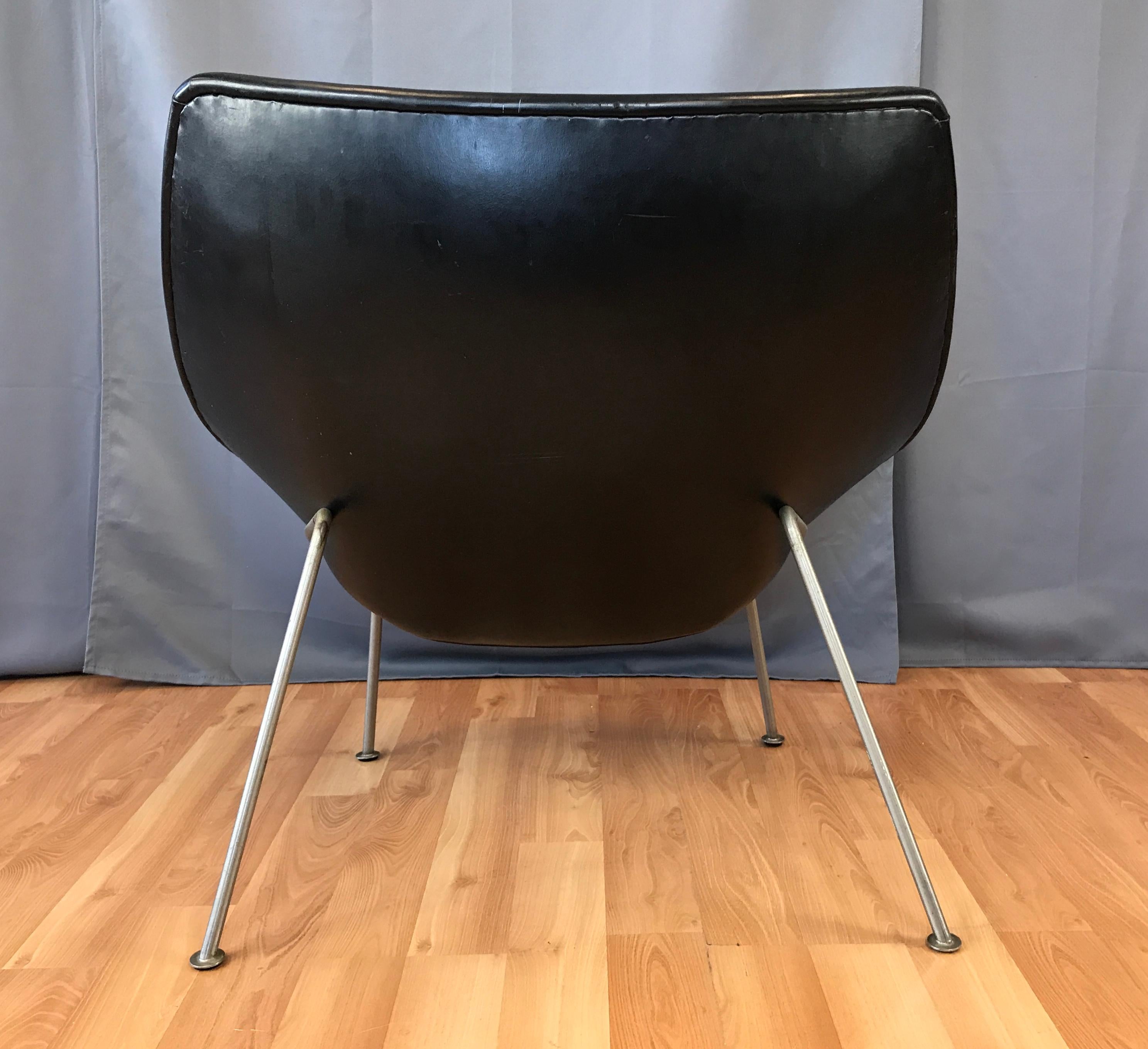 Pierre Paulin for Artifort F156 Oyster Chair in Black Leather, Early 1960s In Good Condition In San Francisco, CA