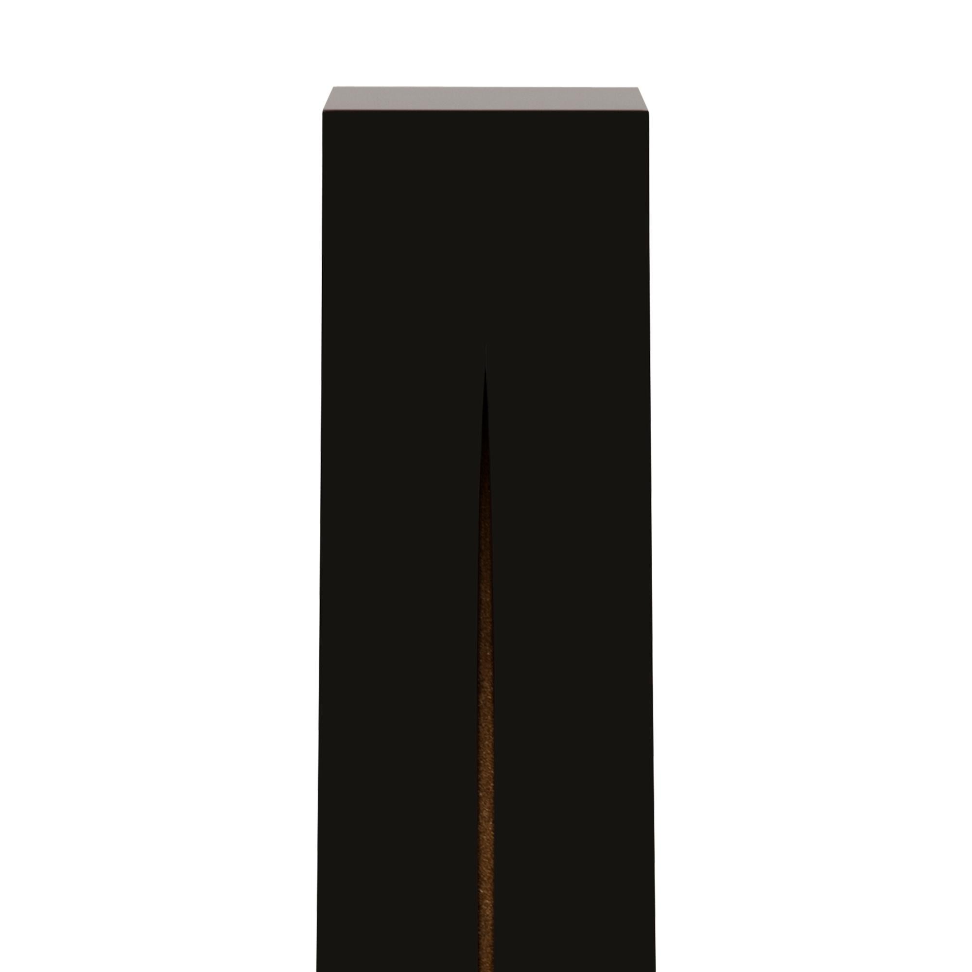 Column or pedestal black pillar in solid hand carved wood
in black lacquered finish. With a silk cut carved into the
surface on one front, silk in sanded gold finish.
Column on wooden plinth.
Also available in white lacquered finish with silk in