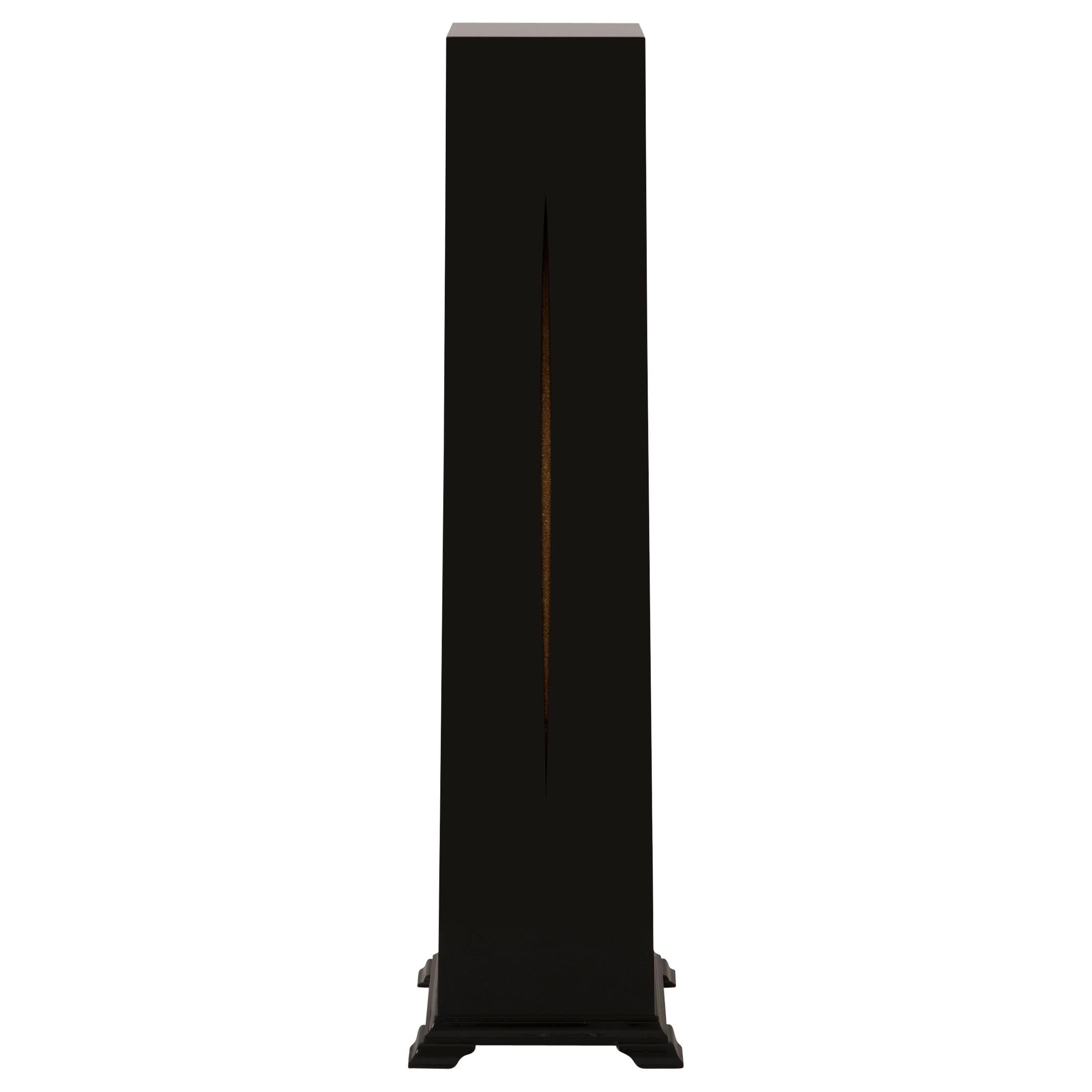 Columna o pedestal negro