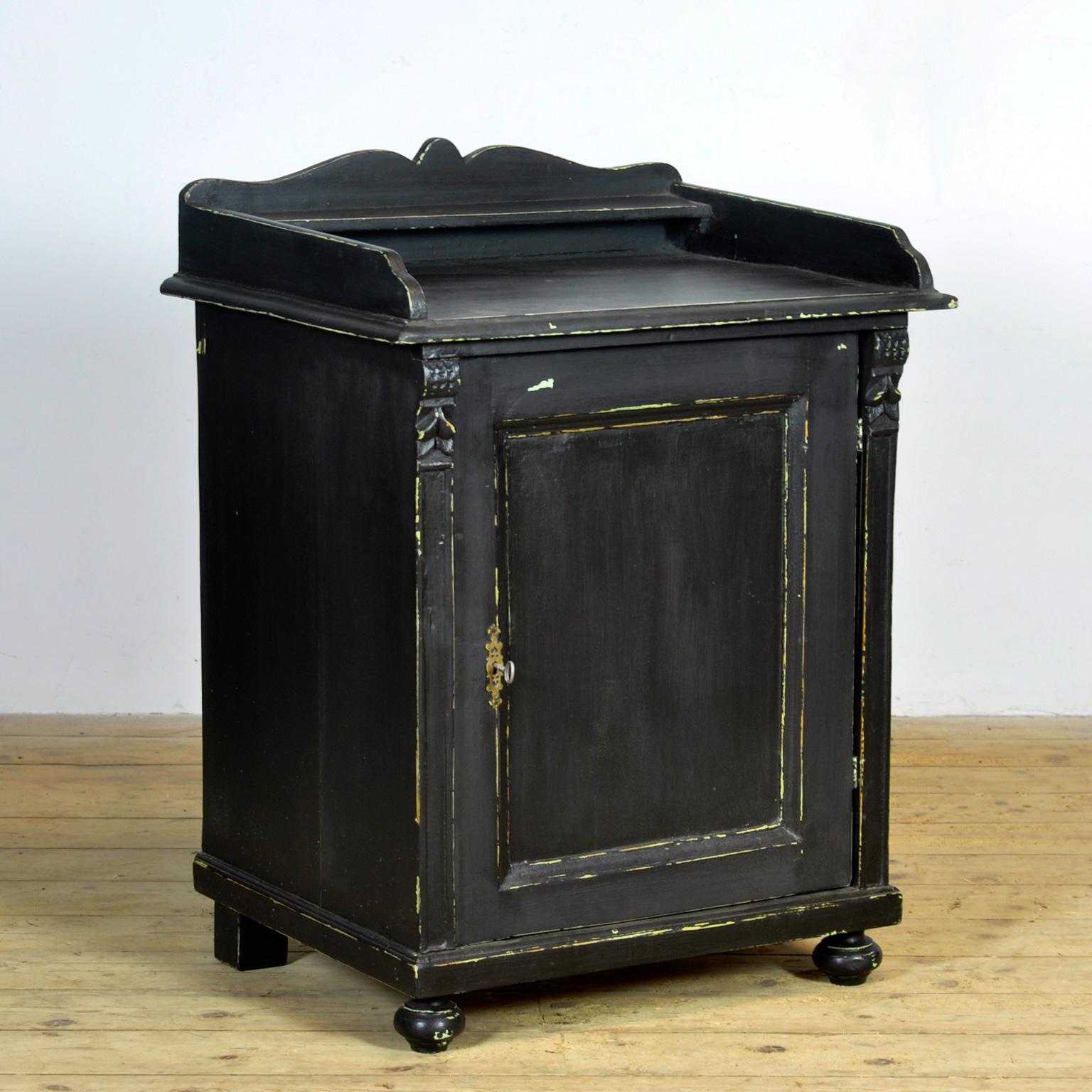 Rustico Black Pine cabinet, circa 1900 in vendita