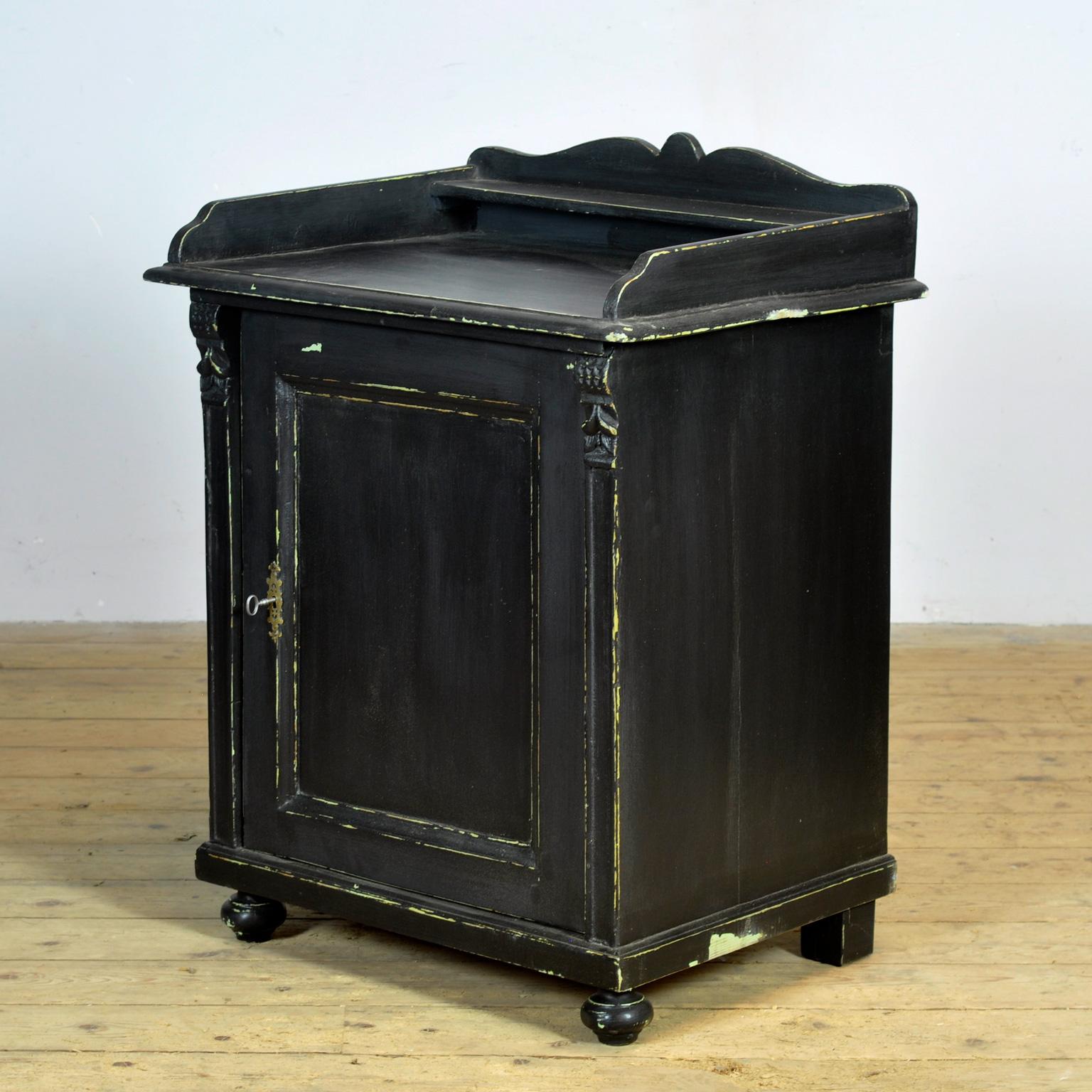 Ungherese Black Pine cabinet, circa 1900 in vendita