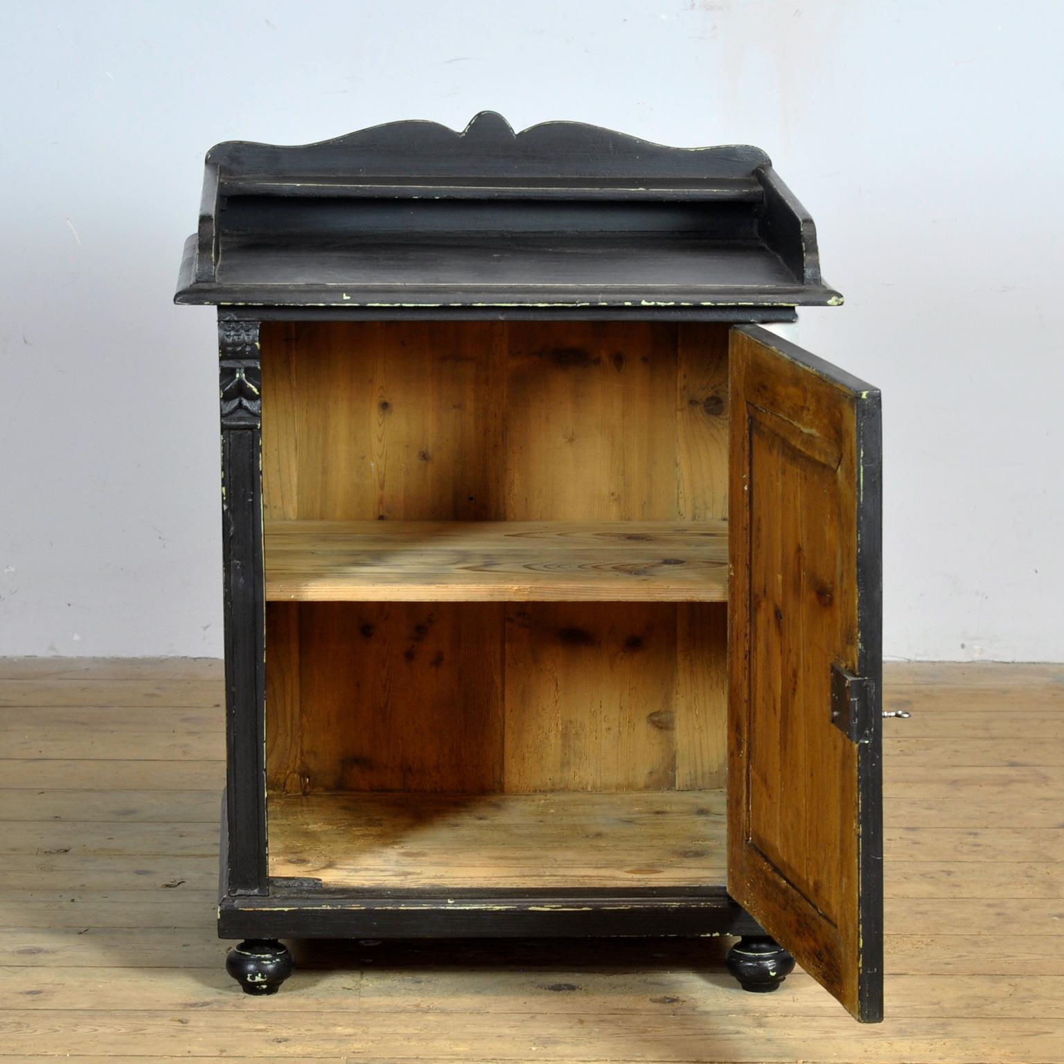 Dipinto Black Pine cabinet, circa 1900 in vendita
