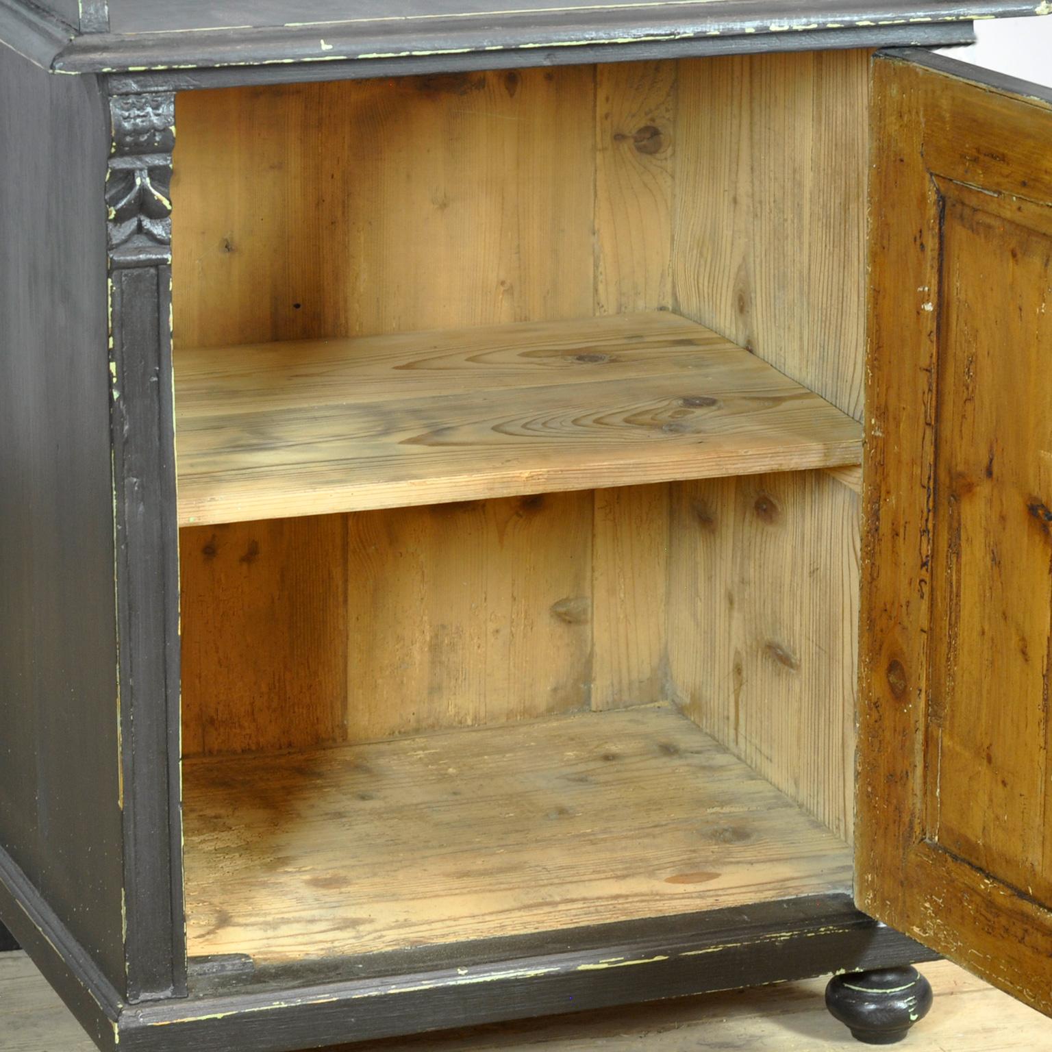 Black Pine cabinet, circa 1900 In condizioni buone in vendita a Amsterdam, Noord Holland