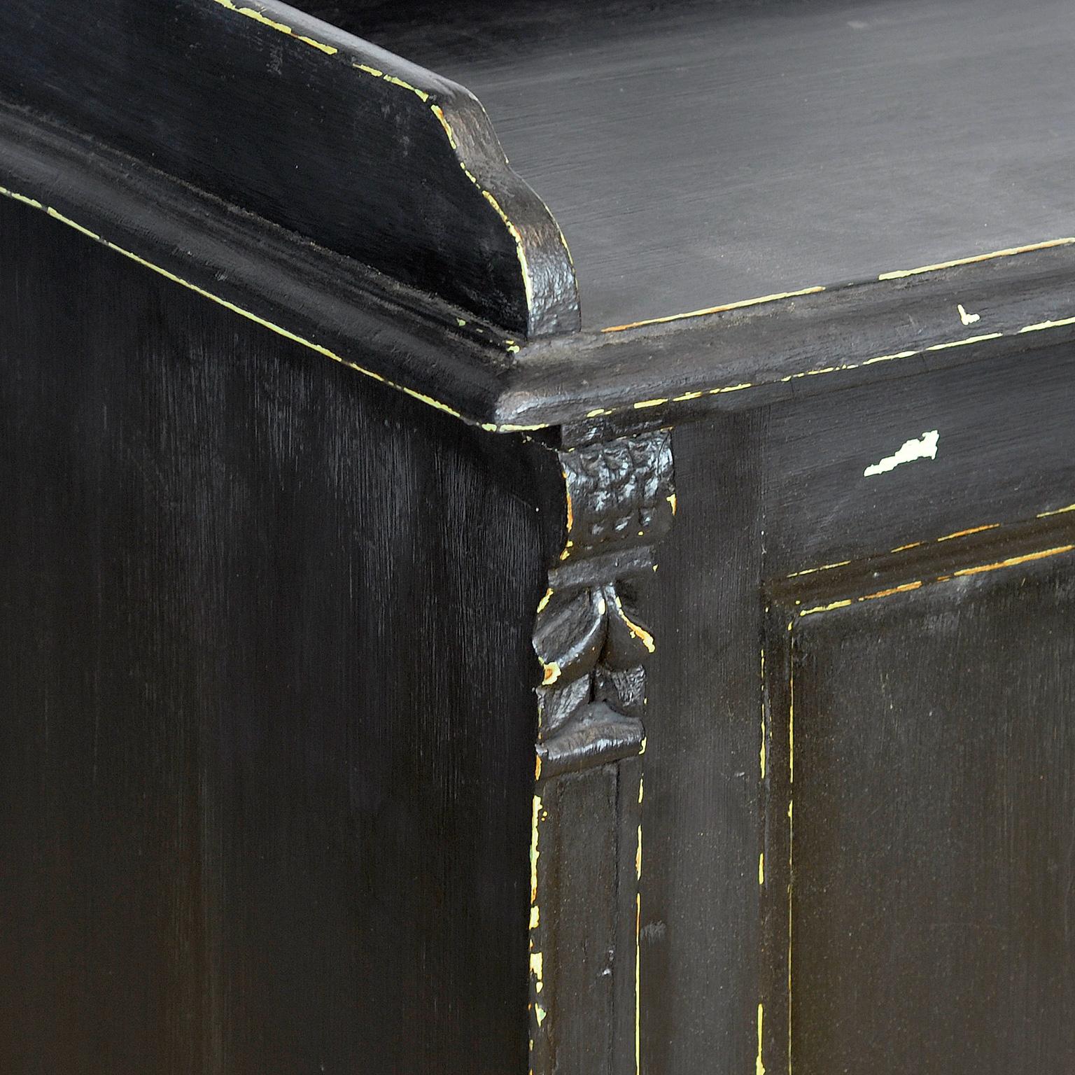 Inizio XX secolo Black Pine cabinet, circa 1900 in vendita