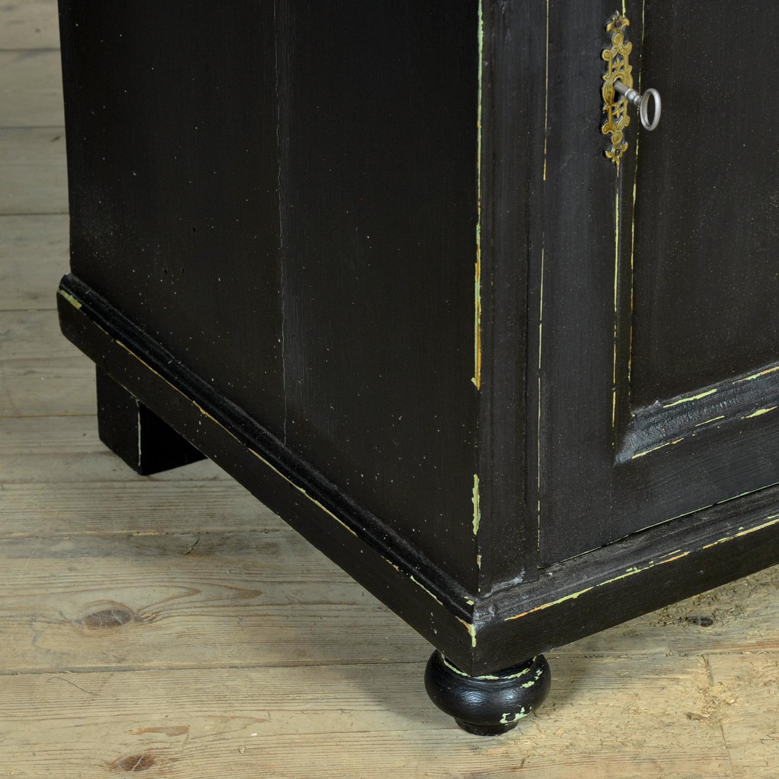 Pino Black Pine cabinet, circa 1900 in vendita