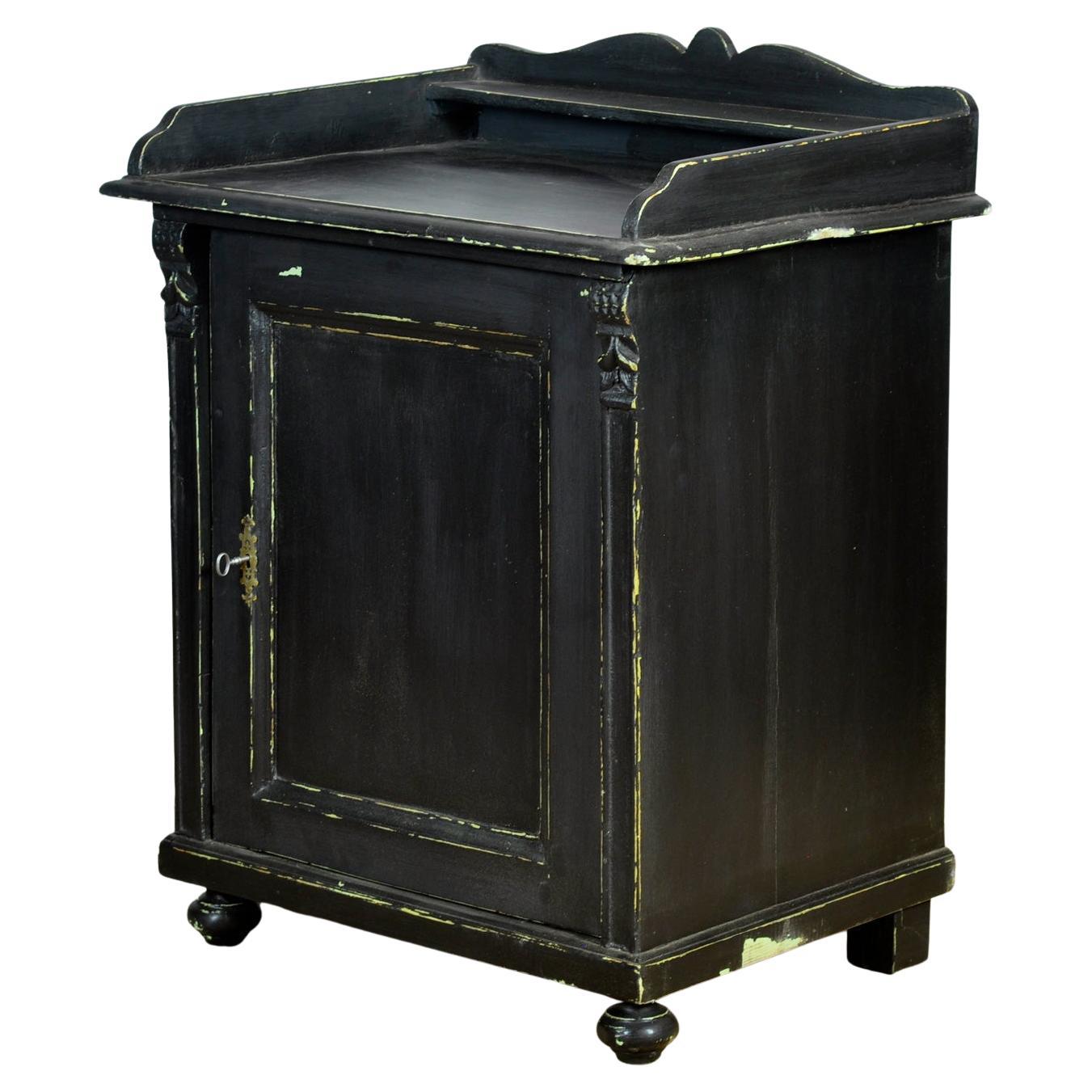 Black Pine cabinet, circa 1900 in vendita