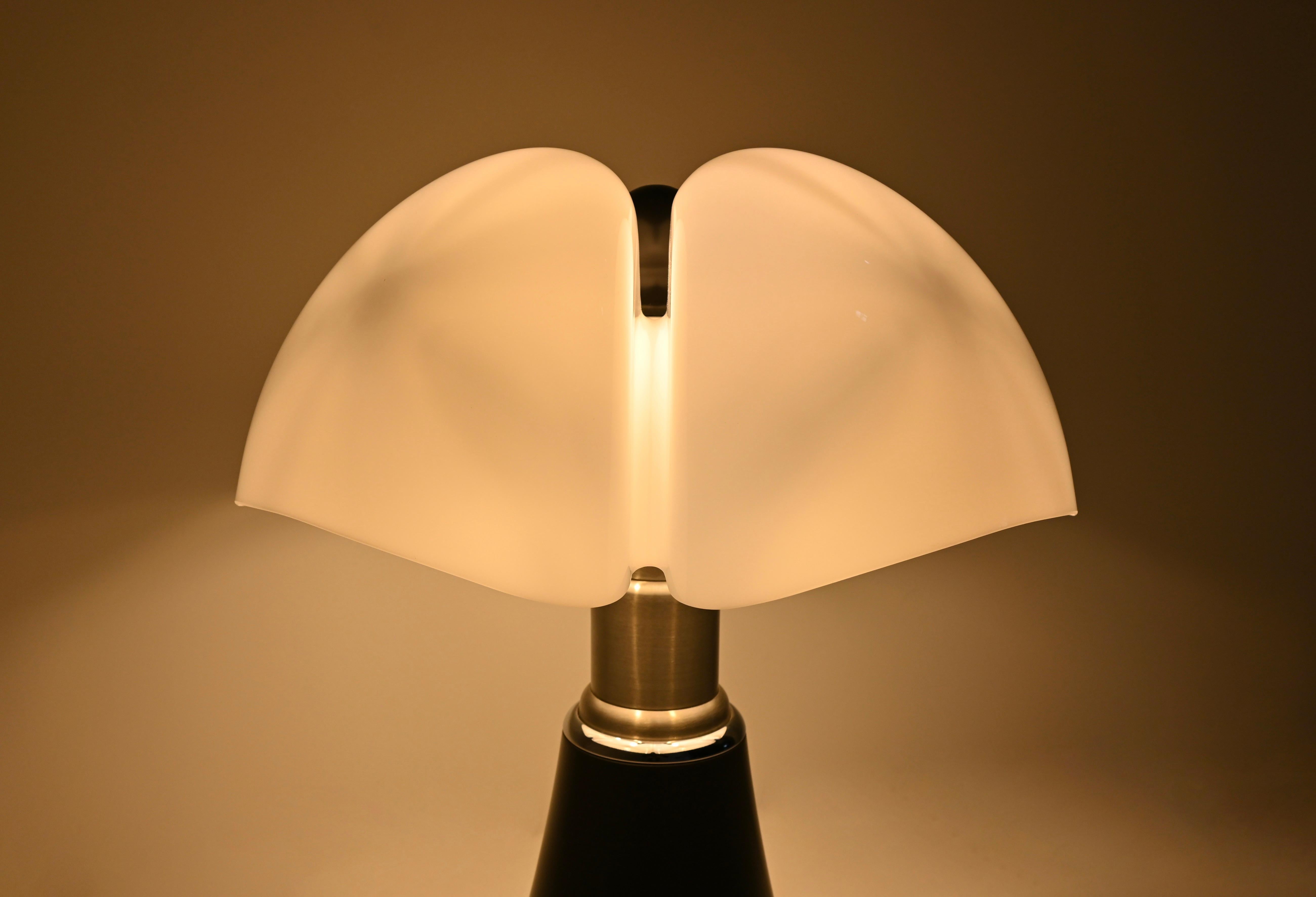 Lampe de bureau Pipistrello noire de Gae Aulenti pour Martinelli Luce, 1960 en vente 6