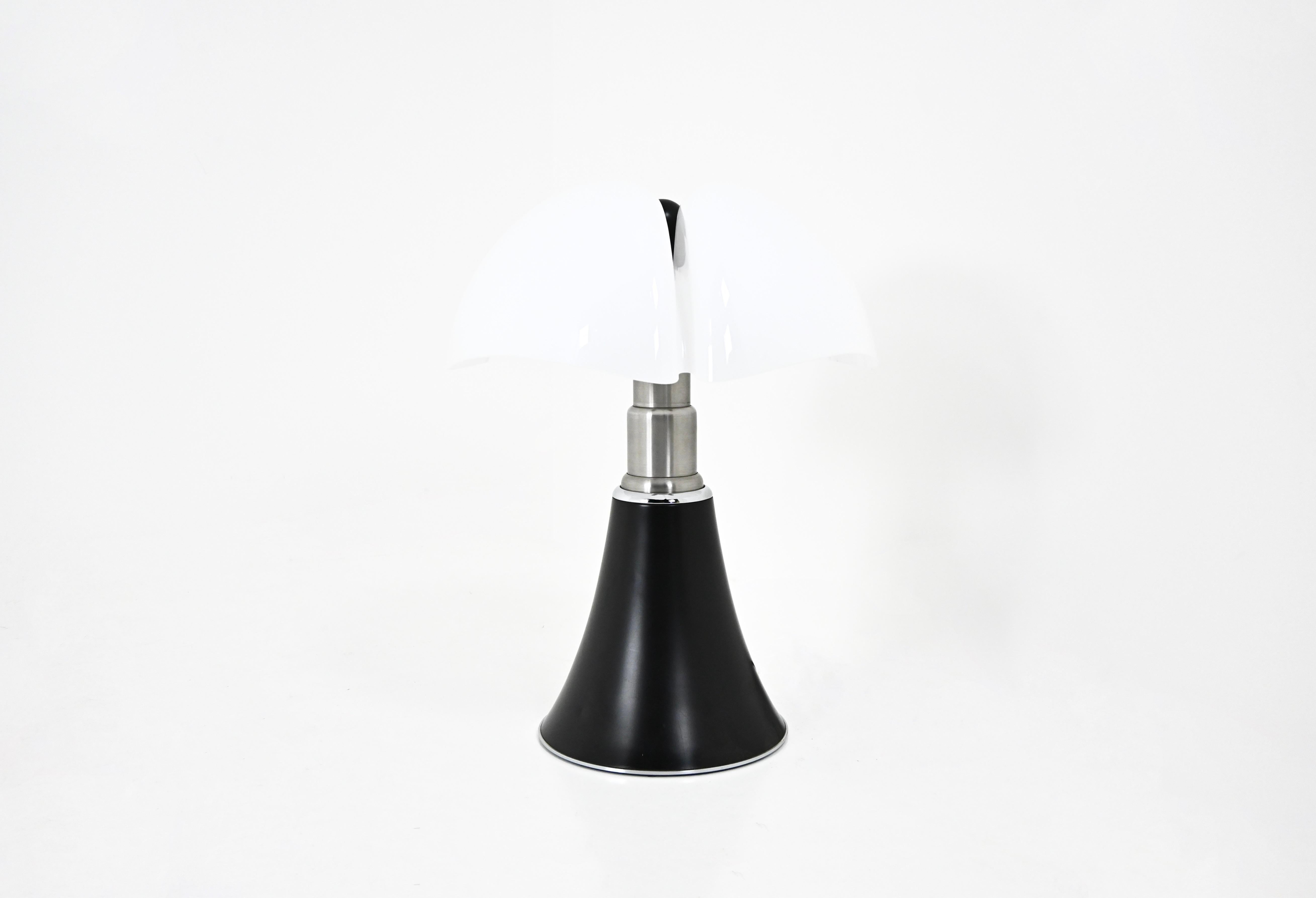 Lampe en métal noir et plastique des années 60 conçue par Gae Aulenti. Réglable en hauteur min : 70 cm max : 90 cm 
Estampillé sous la lampe.
Usure due au temps et à l'âge.
POUR L'EXPÉDITION, NOUS CONSULTER POUR OBTENIR LE MEILLEUR PRIX
