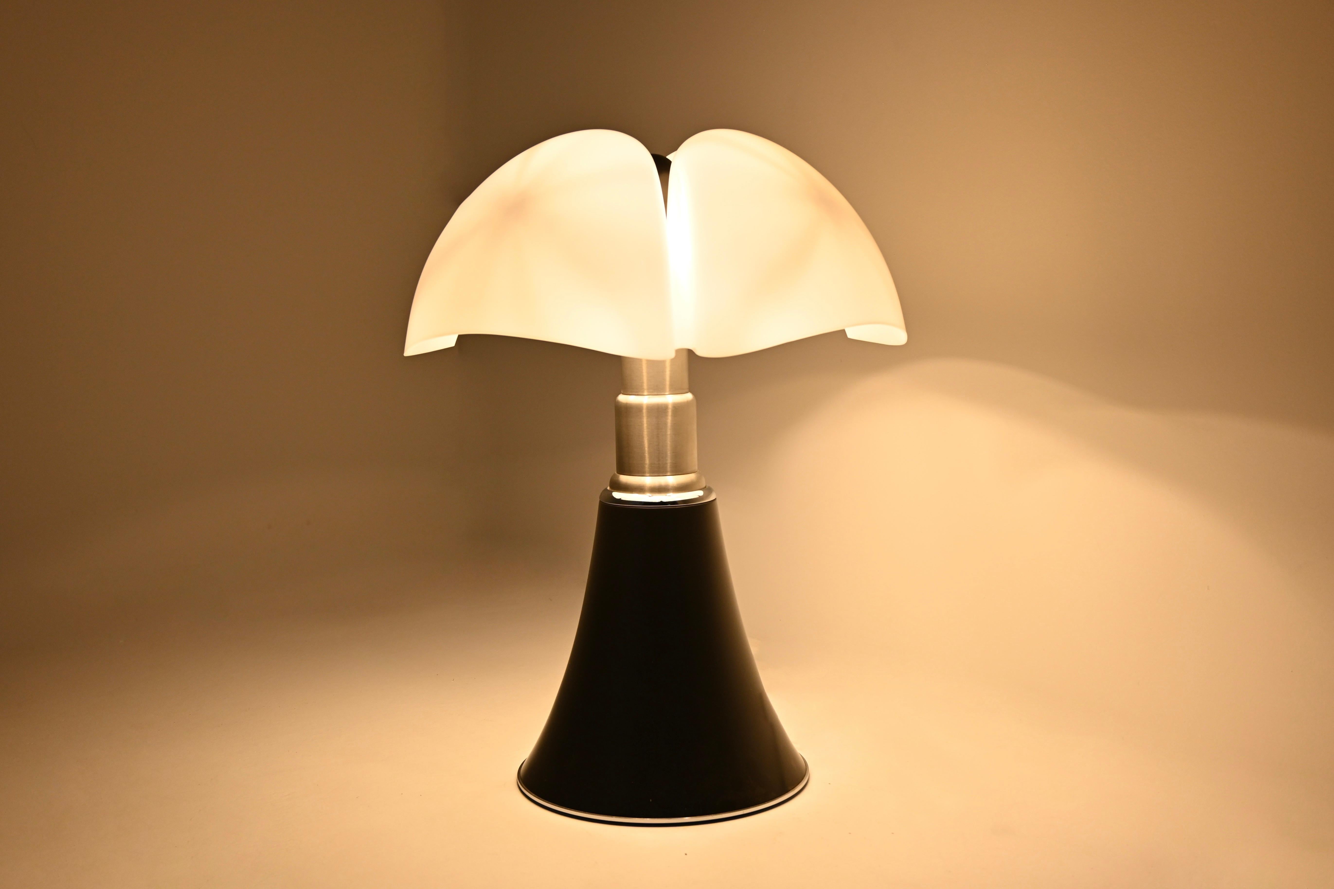 Mid-Century Modern Lampe de bureau Pipistrello noire de Gae Aulenti pour Martinelli Luce, 1960 en vente