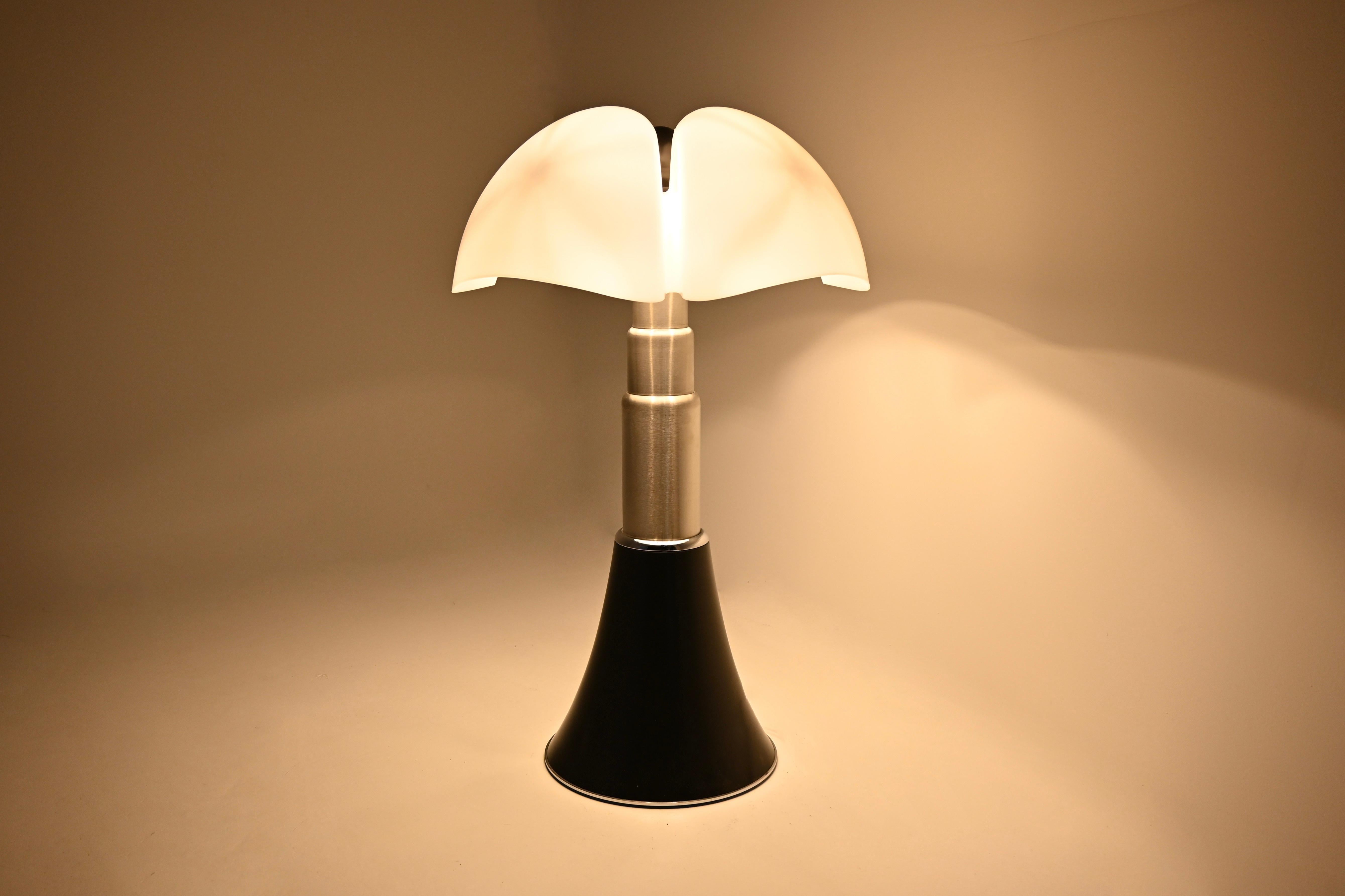Métal Lampe de bureau Pipistrello noire de Gae Aulenti pour Martinelli Luce, 1960 en vente