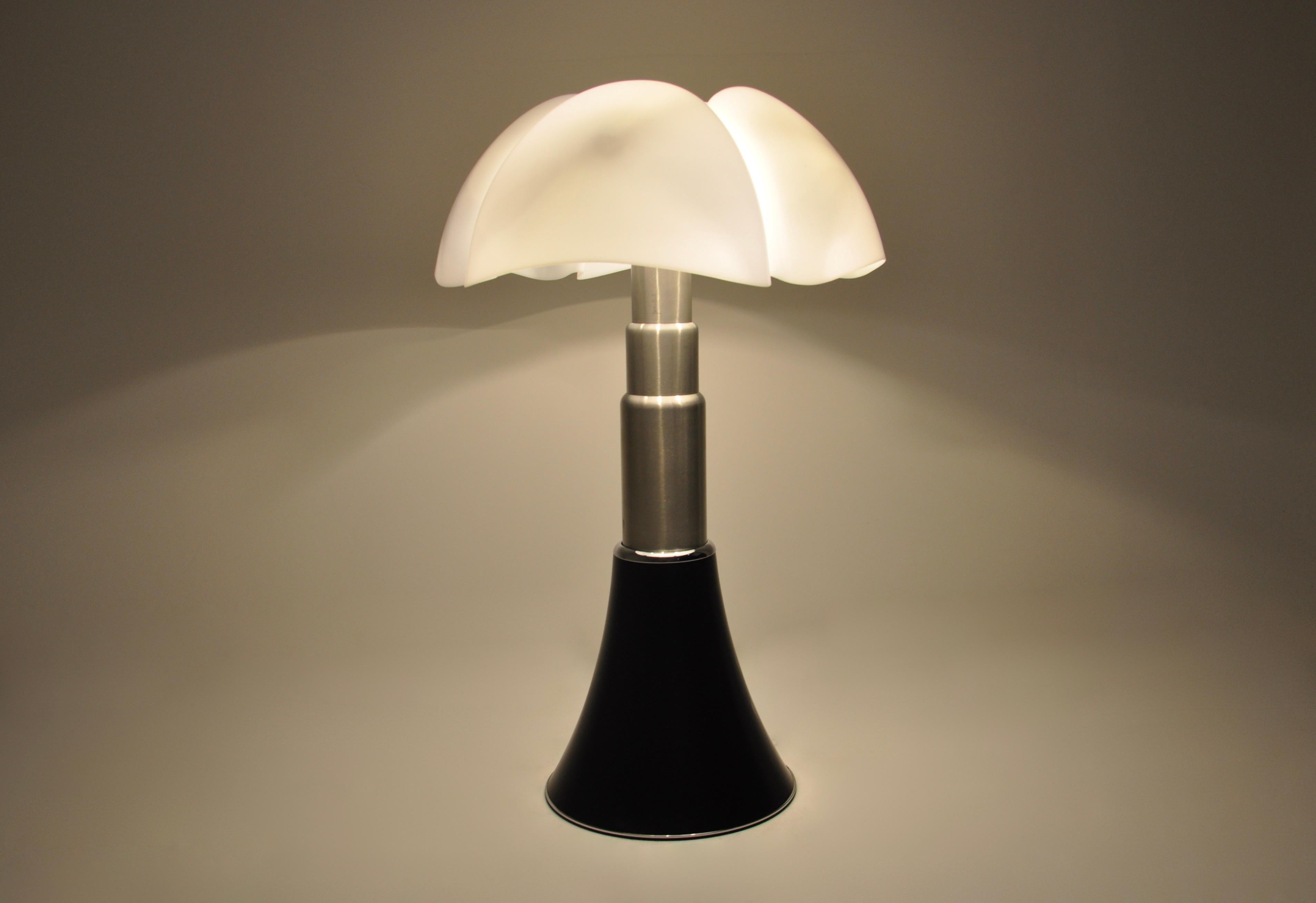 Black Pipistrello Table Lamp by Gae Aulenti for Martinelli Luce, 1960s 1
