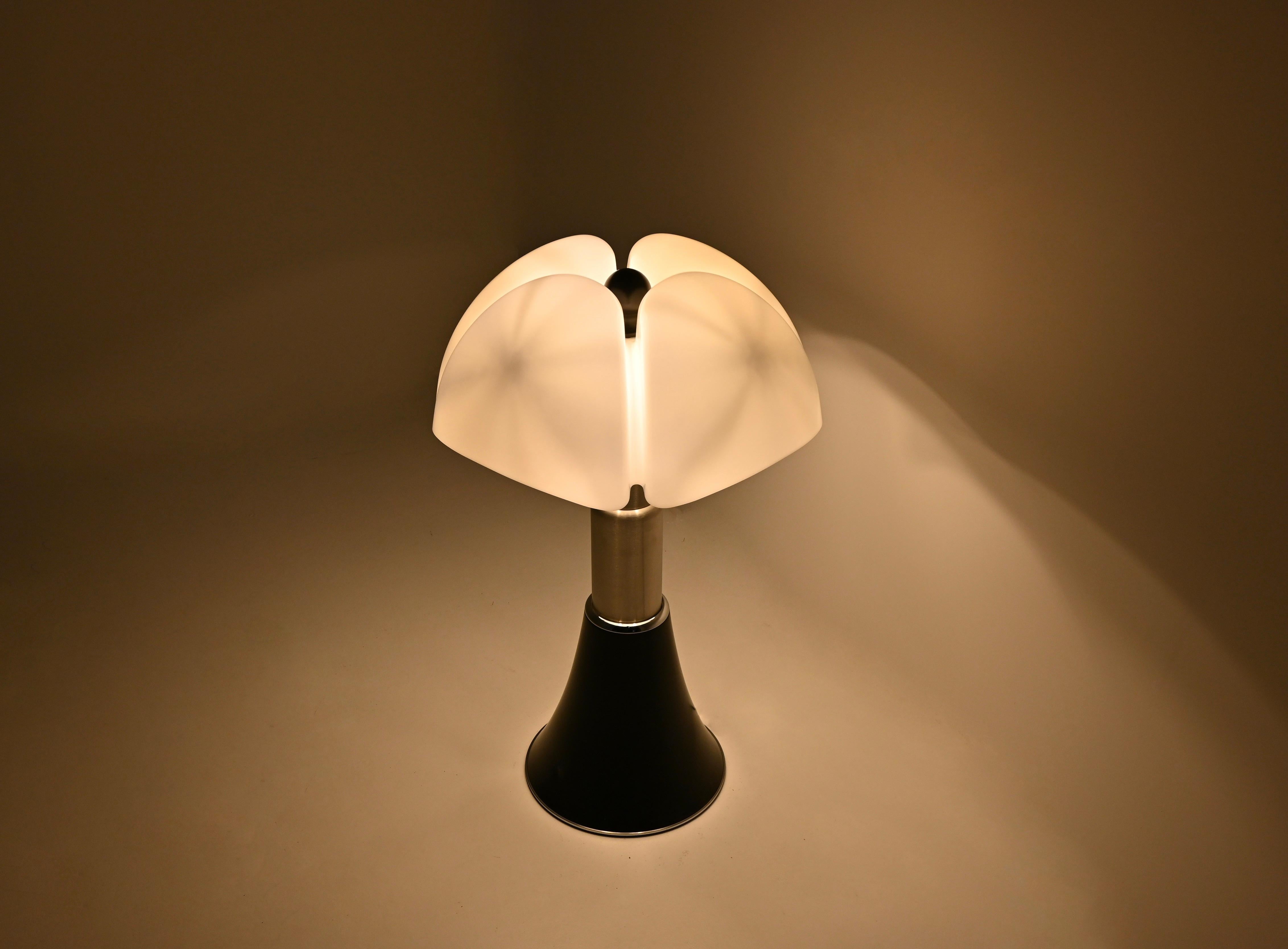 Lampe de bureau Pipistrello noire de Gae Aulenti pour Martinelli Luce, 1960 en vente 2