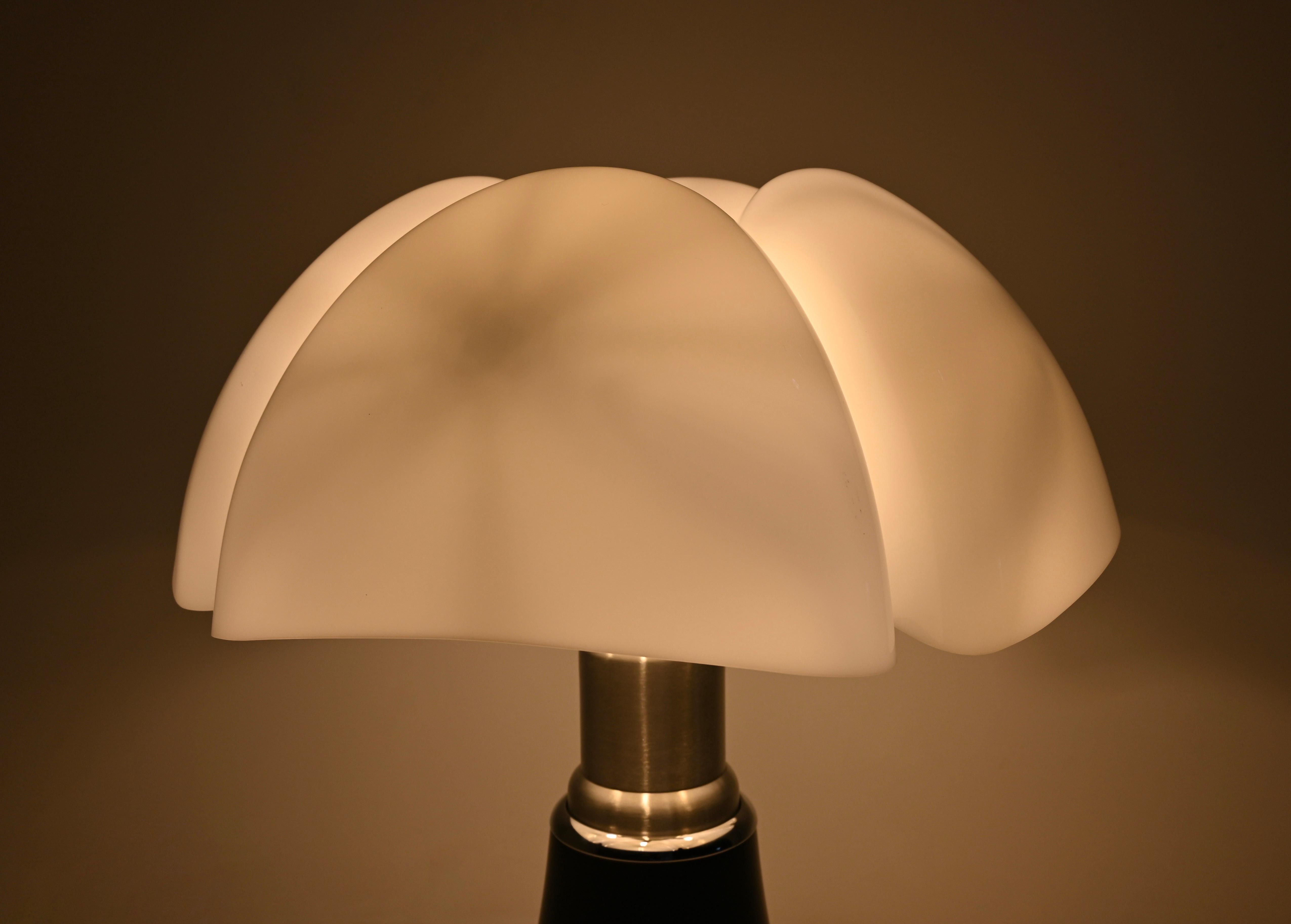Black Pipistrello Table Lamp by Gae Aulenti for Martinelli Luce For Sale 5
