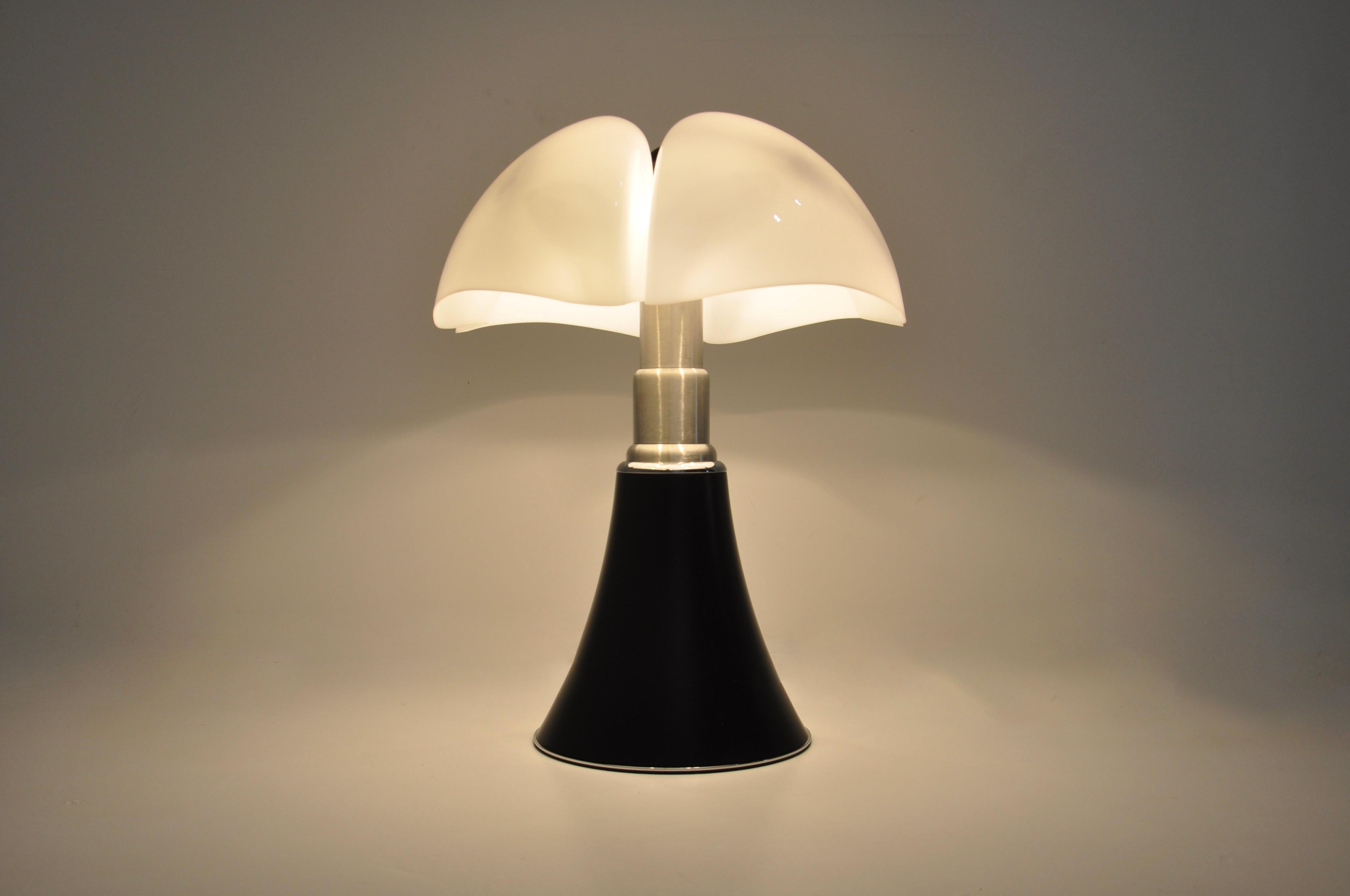 Mid-Century Modern Black Pipistrello Table Lamp by Gae Aulenti for Martinelli Luce For Sale