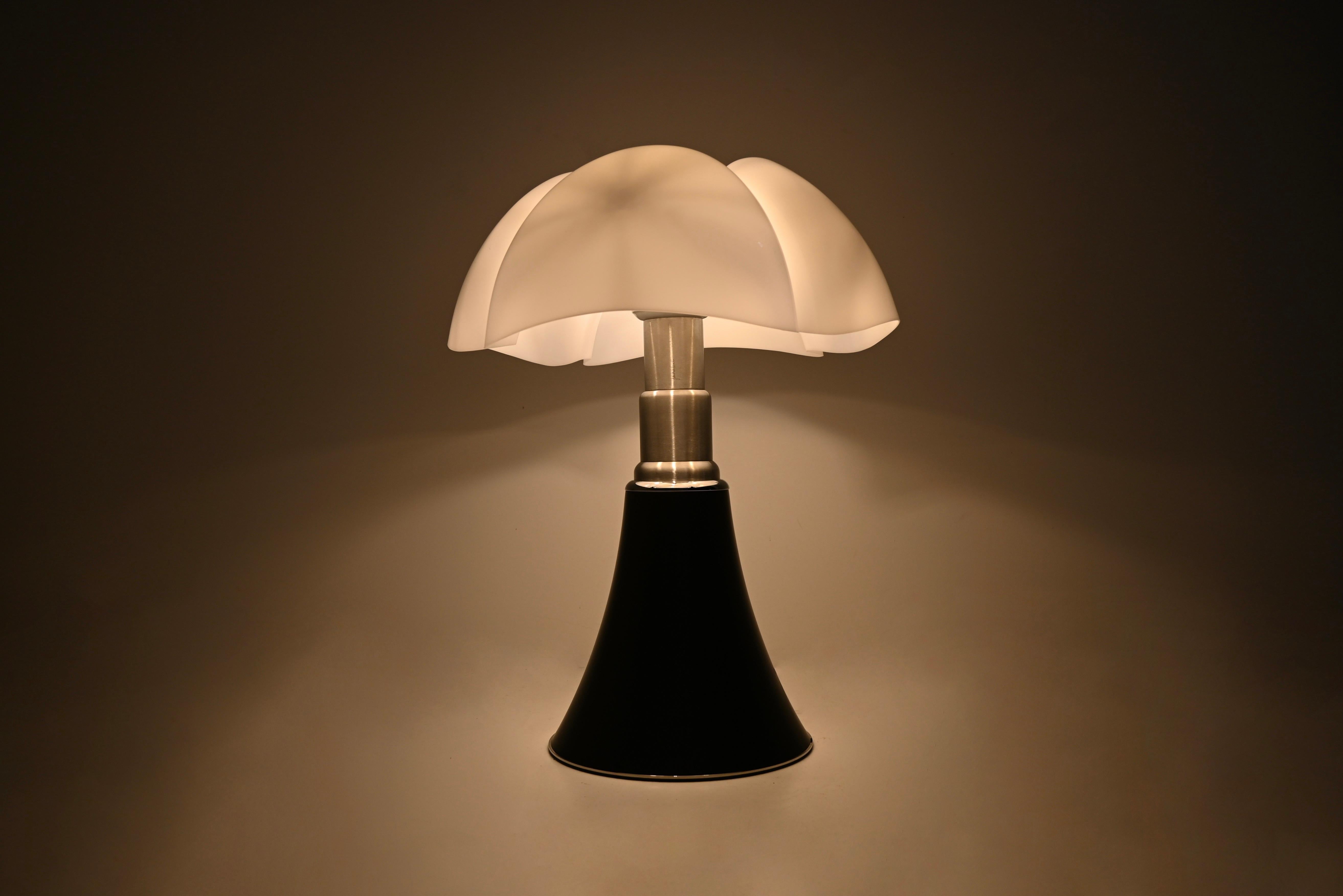 Mid-Century Modern Black Pipistrello Table Lamp by Gae Aulenti for Martinelli Luce For Sale