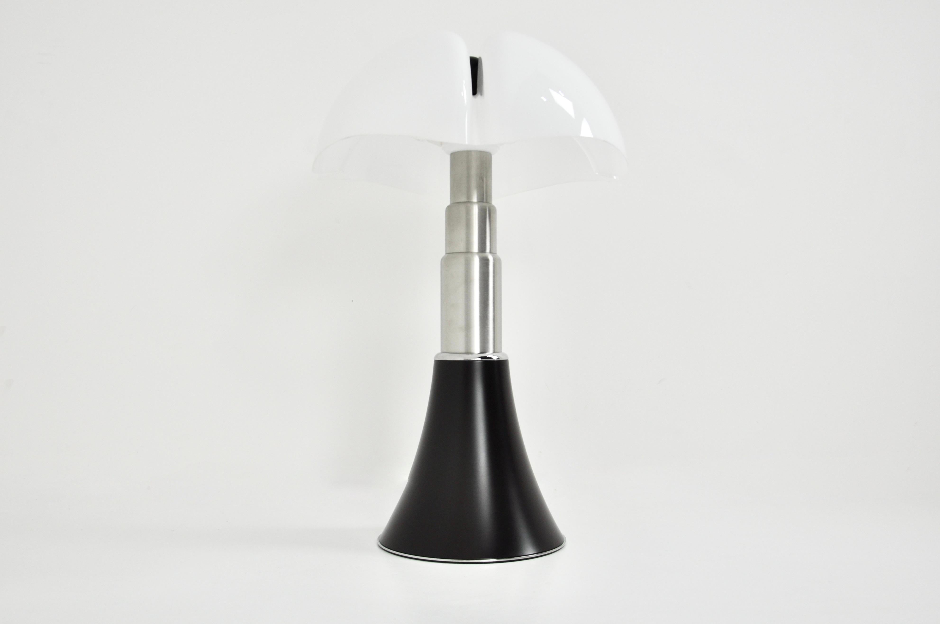 italien Lampe de table Pipistrello noire de Gae Aulenti pour Martinelli Luce en vente